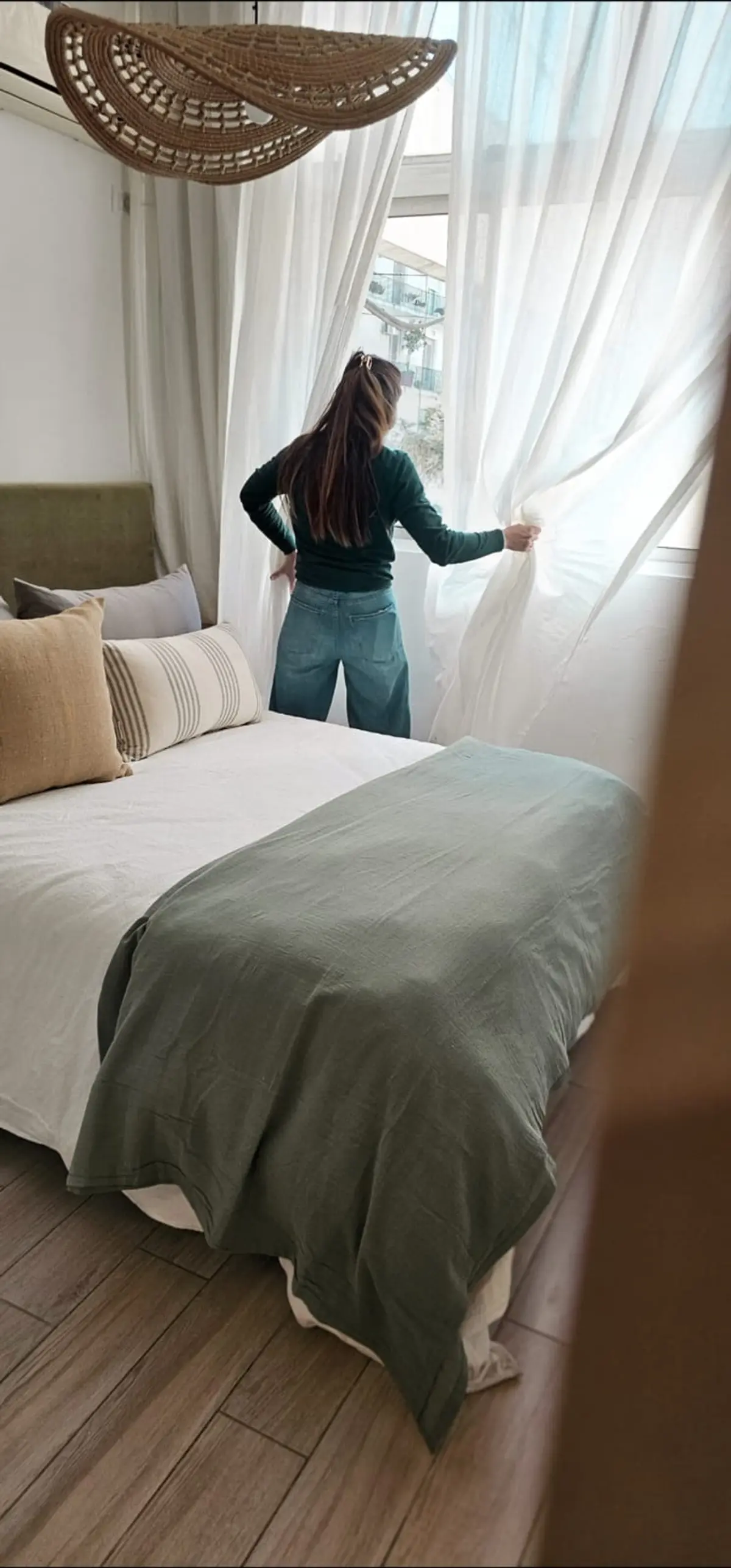 Quarto com luz natural e detalhes boho — projeto Callao, por Claraboia, em Recoleta