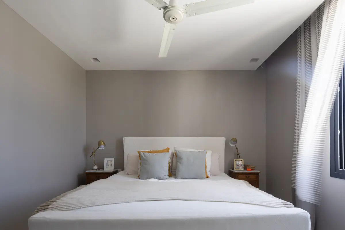 Dormitorio minimalista con cama grande y cortinas blancas — proyecto CASA OrBa, por Alfredo Orfila arquitectura, en San Isidro