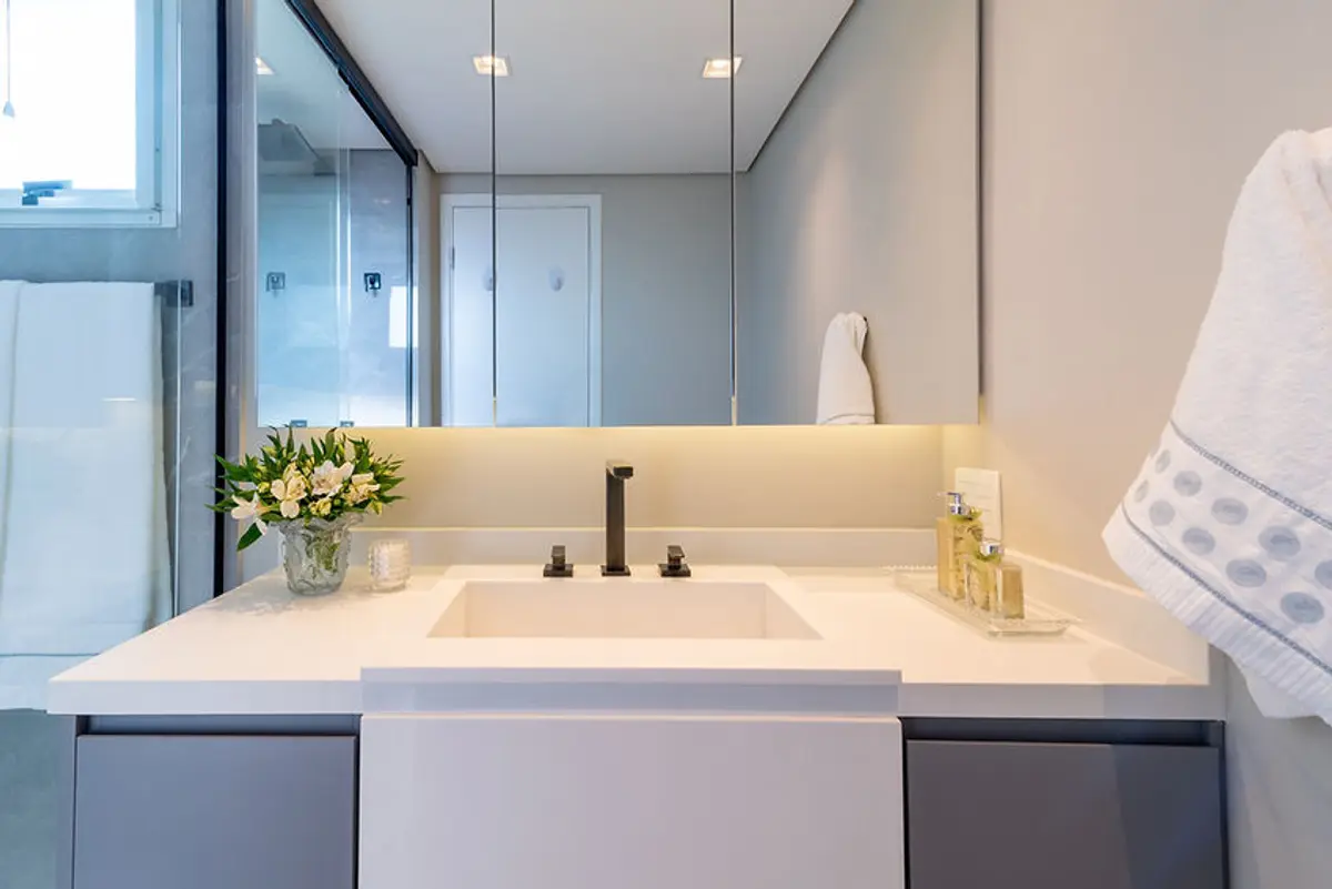 Banheiro Principal com cor predominante Bege do Projeto Apartamento Vila Leopoldina VIII por Bordin E Soares Interiores