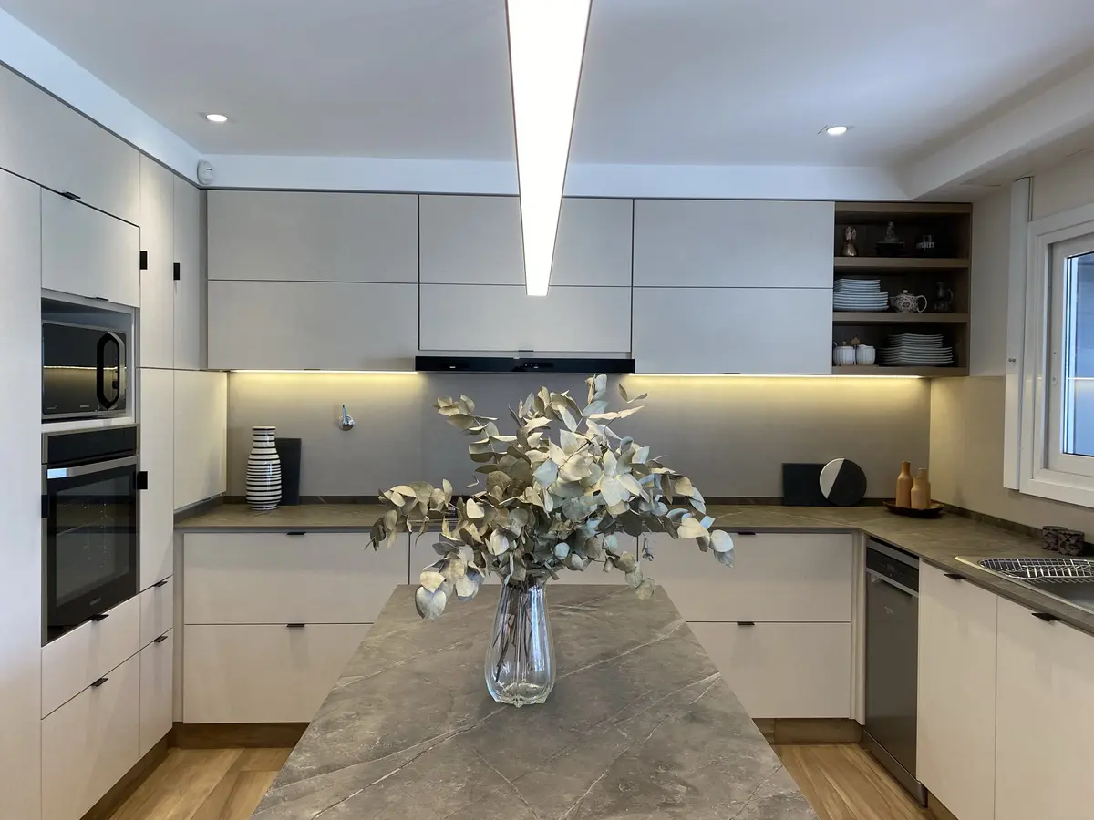 Cozinha moderna com ilha de pedra e armários minimalistas — projeto Casa en Martinez, por JT ARQUITECTURA, em Martínez