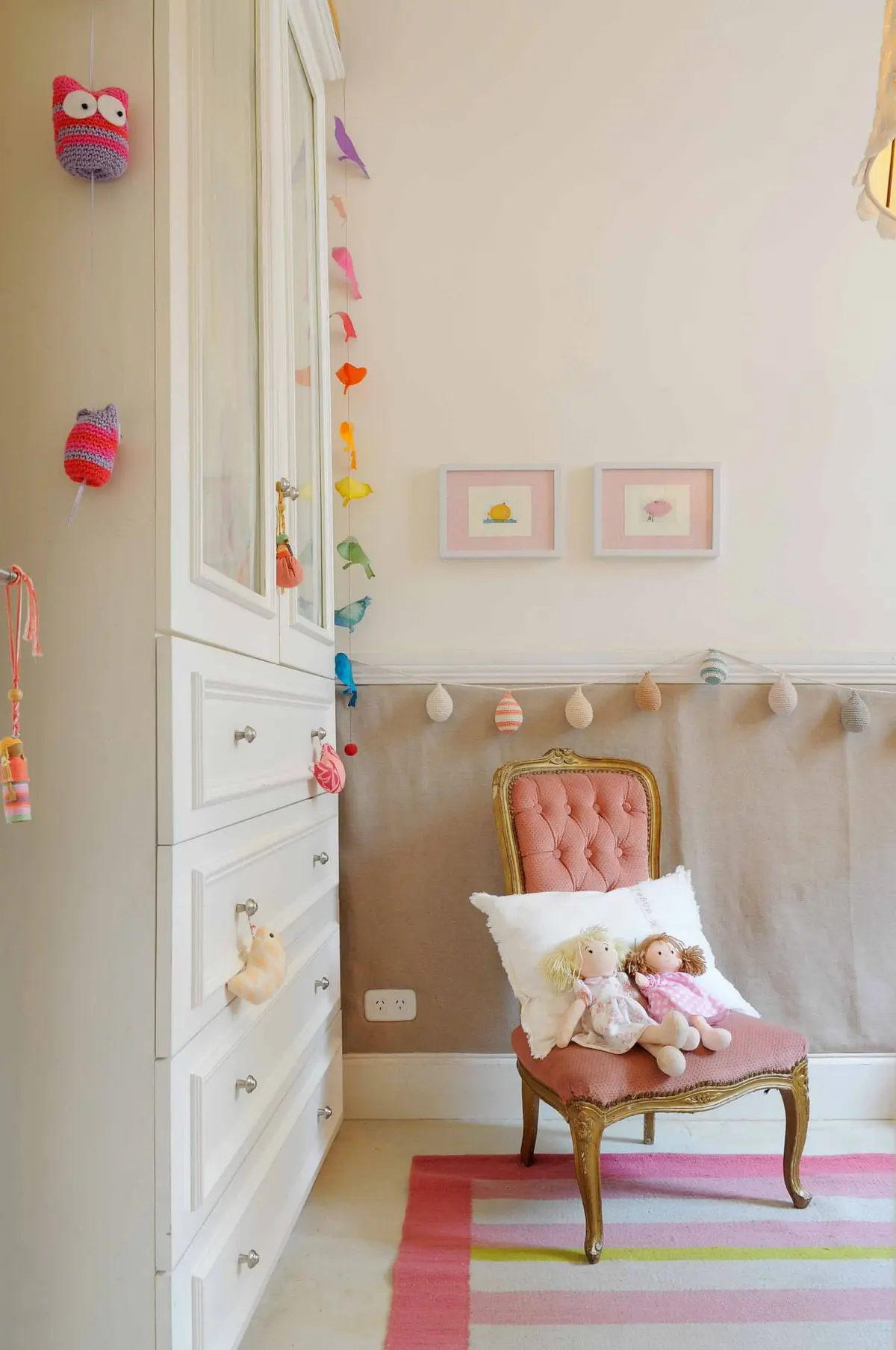 Dormitorio infantil con silla de terciopelo rosa y detalles boho — proyecto Santa Fe, por Estudio Diez Muzzio, en CABA