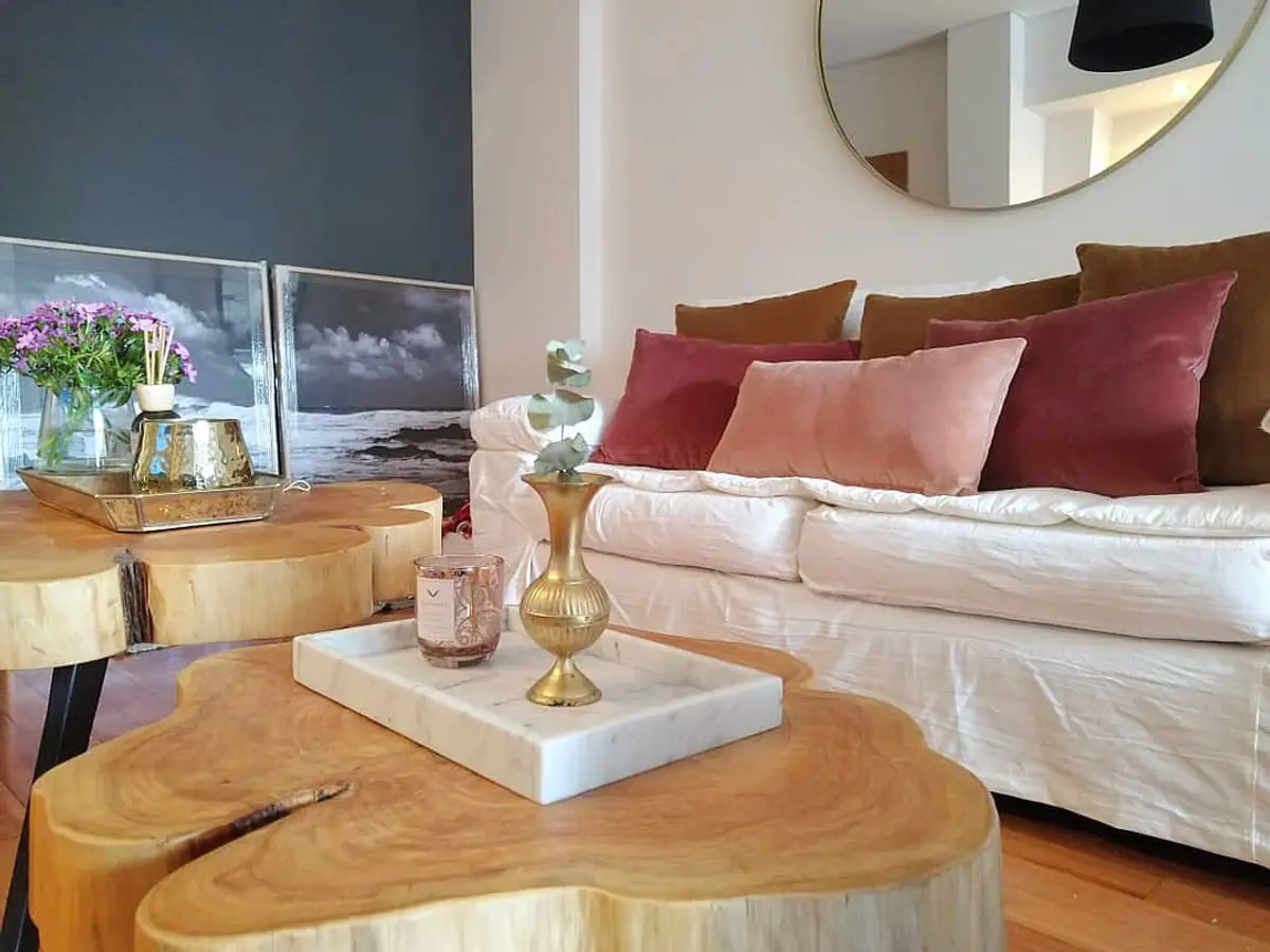 Sala de estar moderna com sofás bege e mesas de madeira orgânica — projeto PROYECTO BELGRANO, por Marina D'Ambrosio Deco, em Belgrano