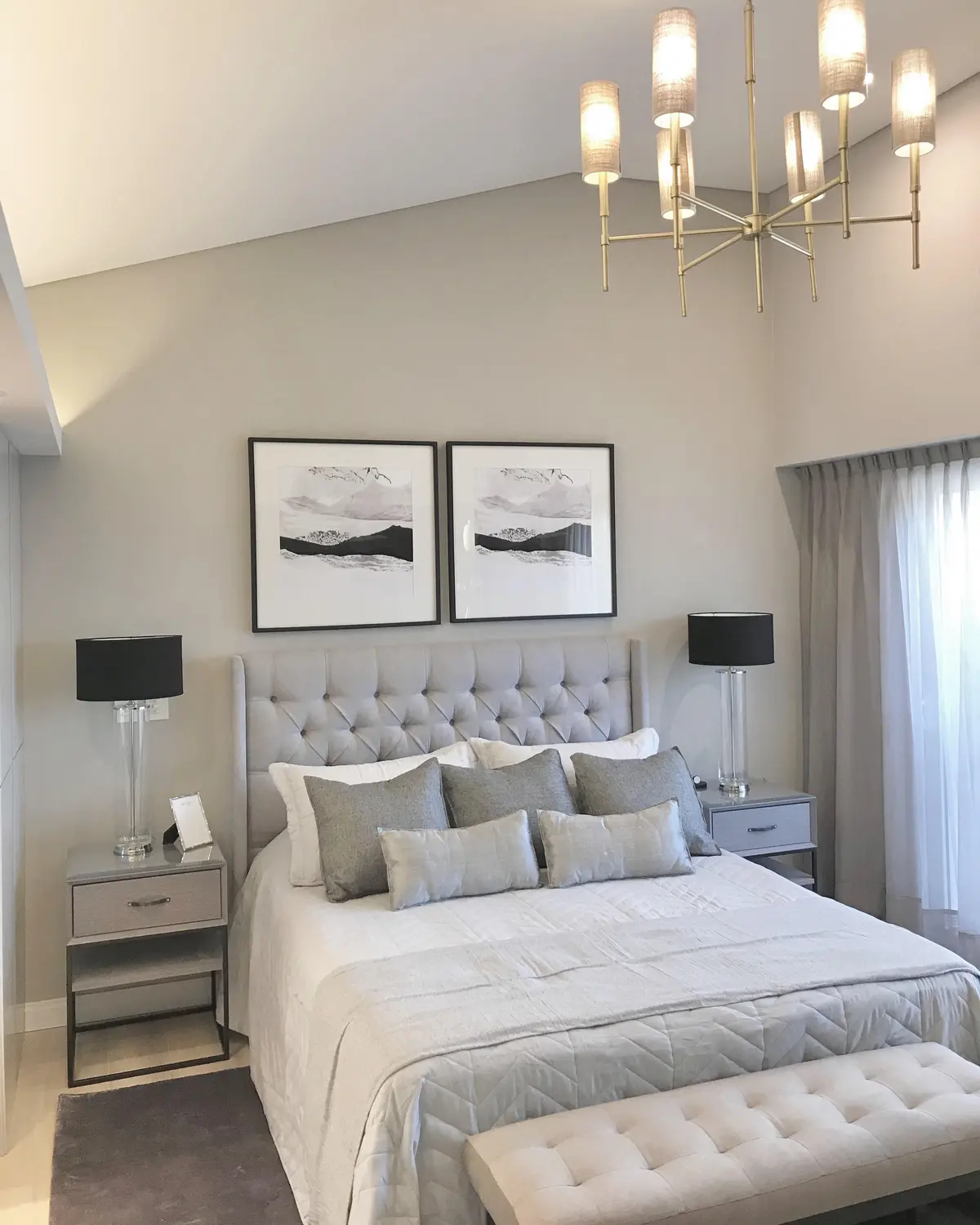 Dormitorio moderno con cama king, lámparas y cuadros minimalistas — proyecto Obra Argerich, por Estudio Nicolás Pierry, en CABA