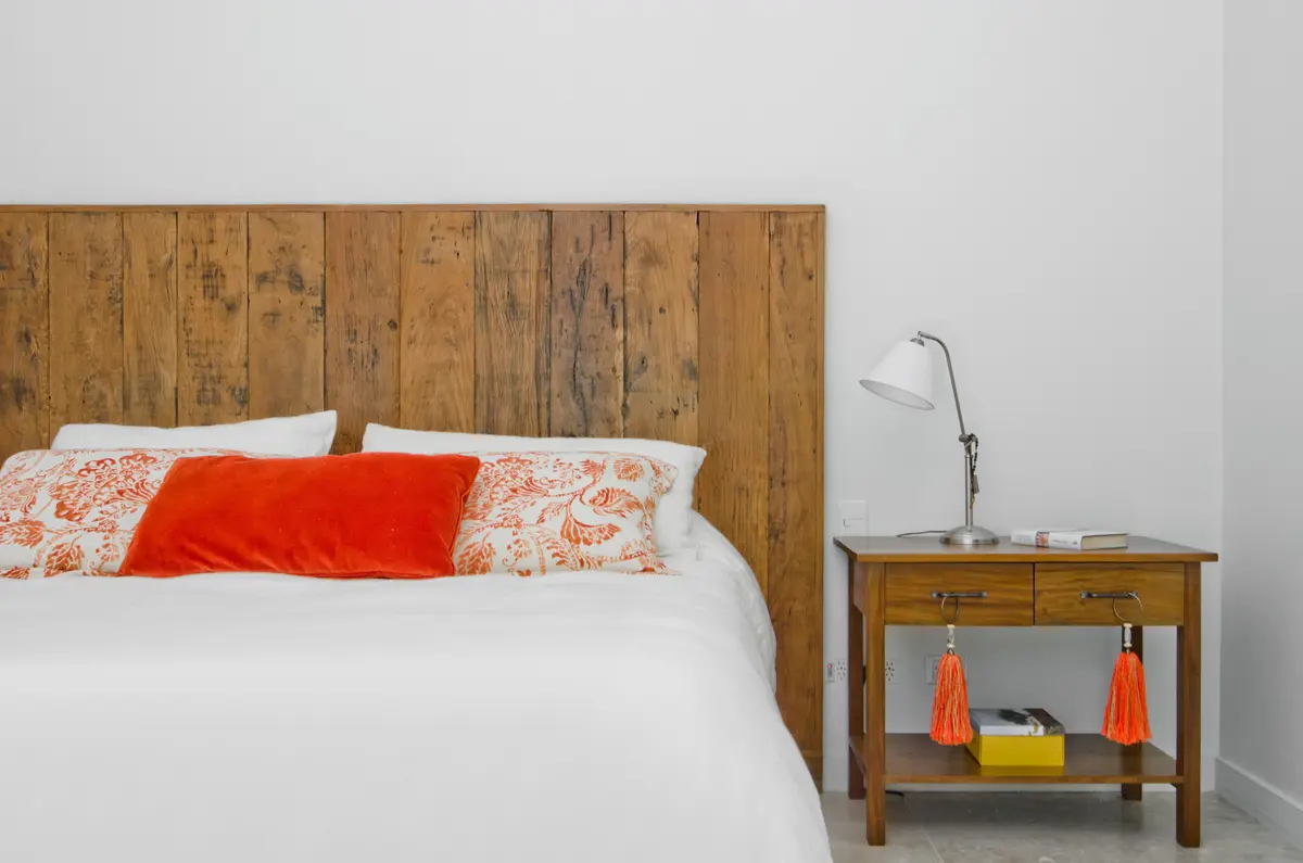 Habitación rústica moderna con detalles en madera y naranja — proyecto Casa P, por Estudio Dado, en San Isidro
