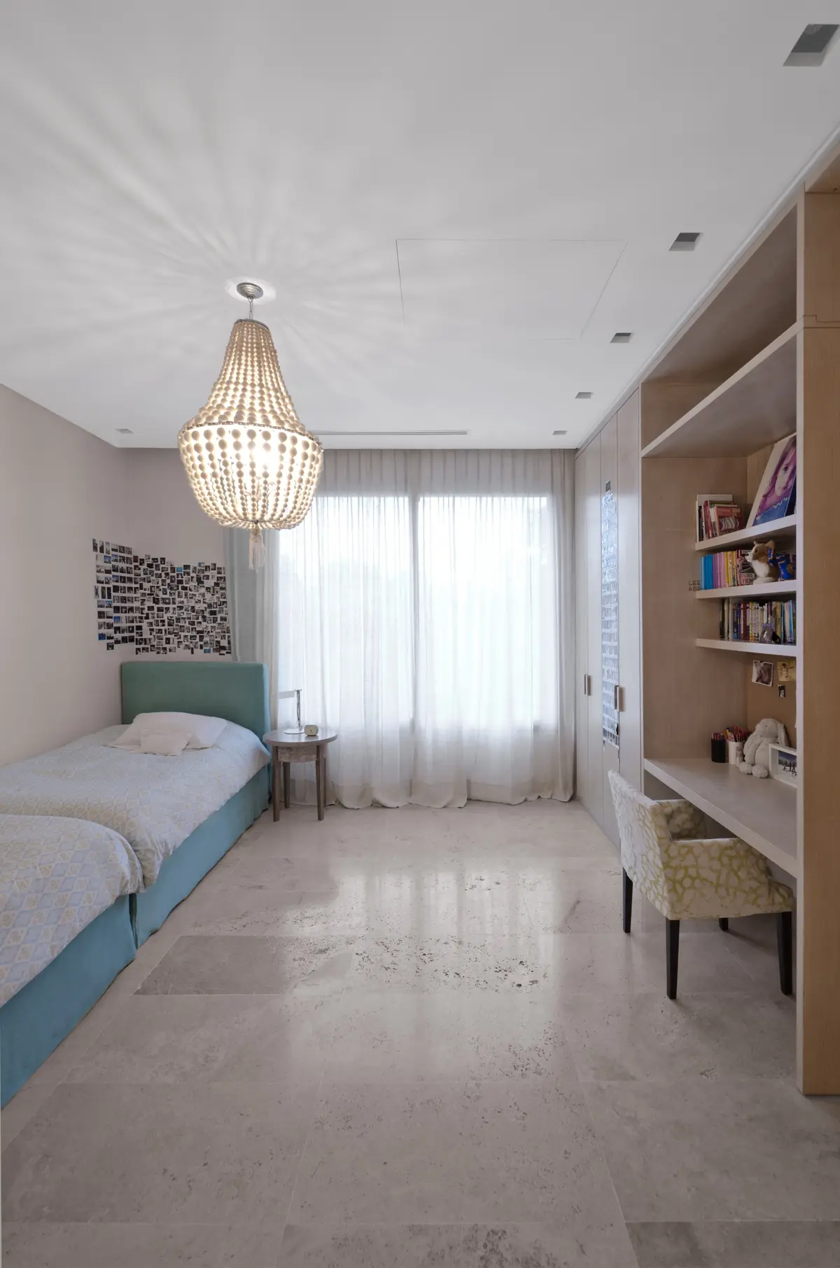 Dormitorio moderno con escritorio, cortinas blancas y lámpara colgante — proyecto Casa H, por Estudio Dado, en Belgrano