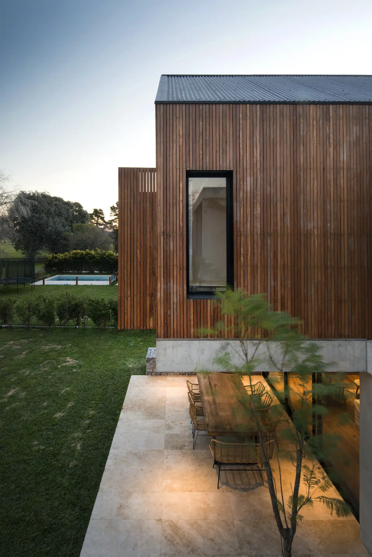 fachada de casa de madeira moderna com galeria e piscina — projeto Casa Carol, por Estudio Lak, em Club Newman