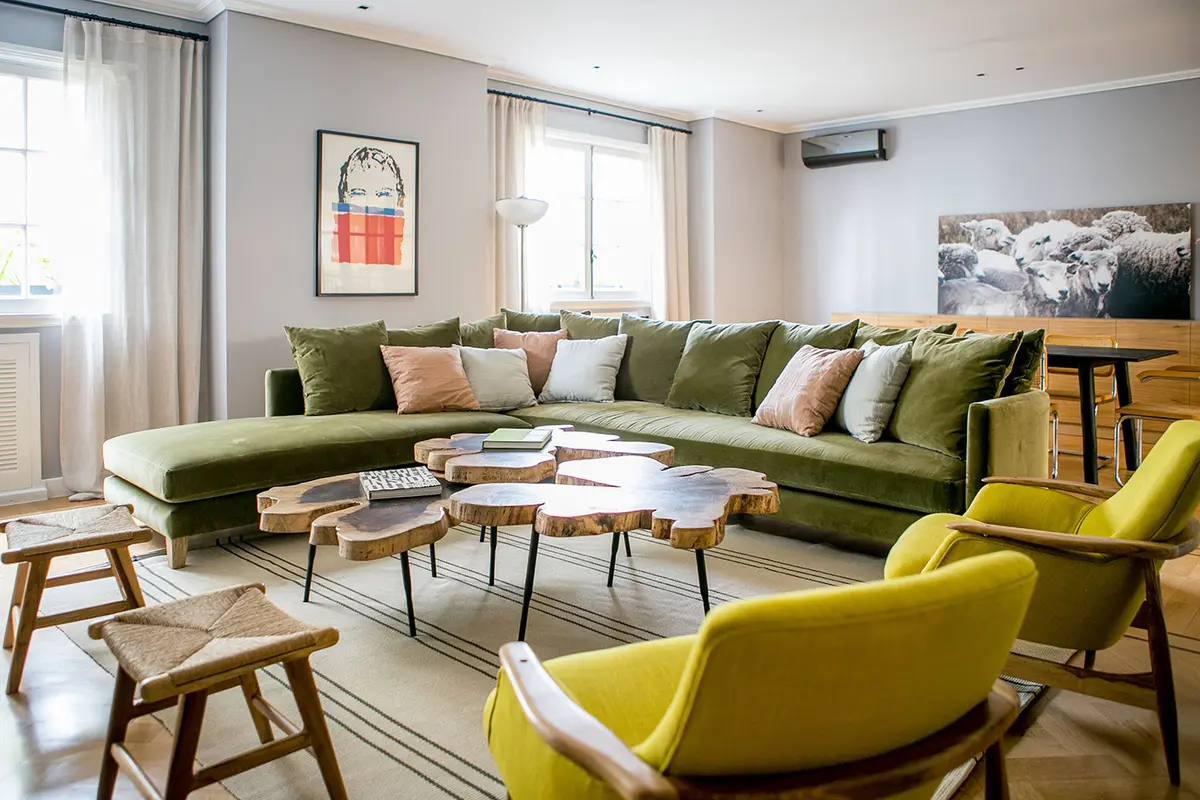 Living moderno escandinavo con sofá verde y mesas de madera — proyecto BA 2 2019, por Mesopotamia Ba, en CABA