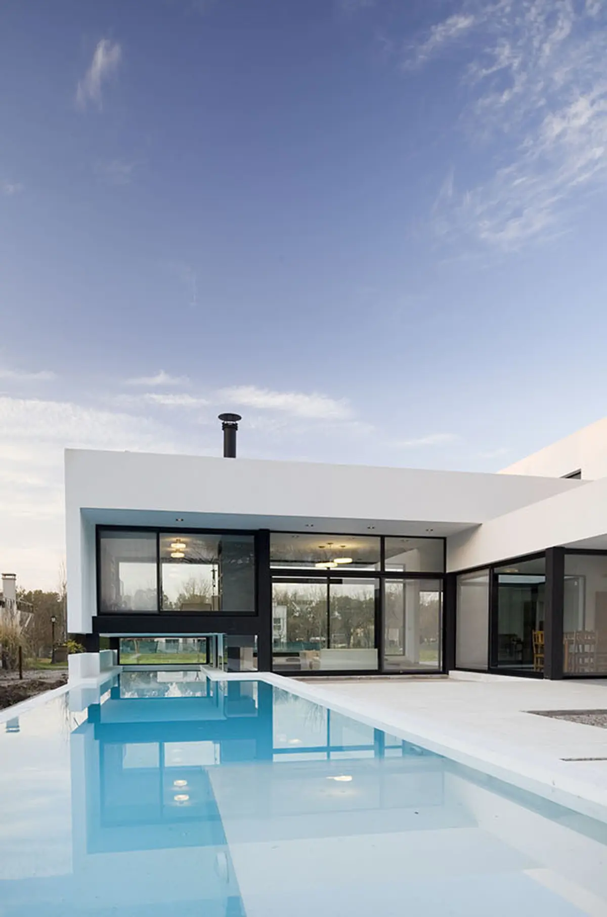 Casa moderna con piscina y grandes ventanales — proyecto Lima, por Remy Arquitectos