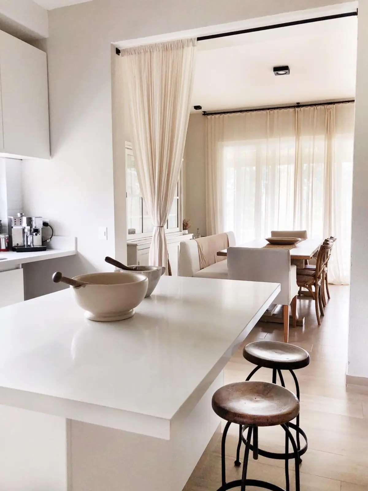 Cozinha moderna conceito aberto com ilha e sala de jantar — projeto CASTAÑOS, NORDELTA, por Greschek Obras, em Nordelta