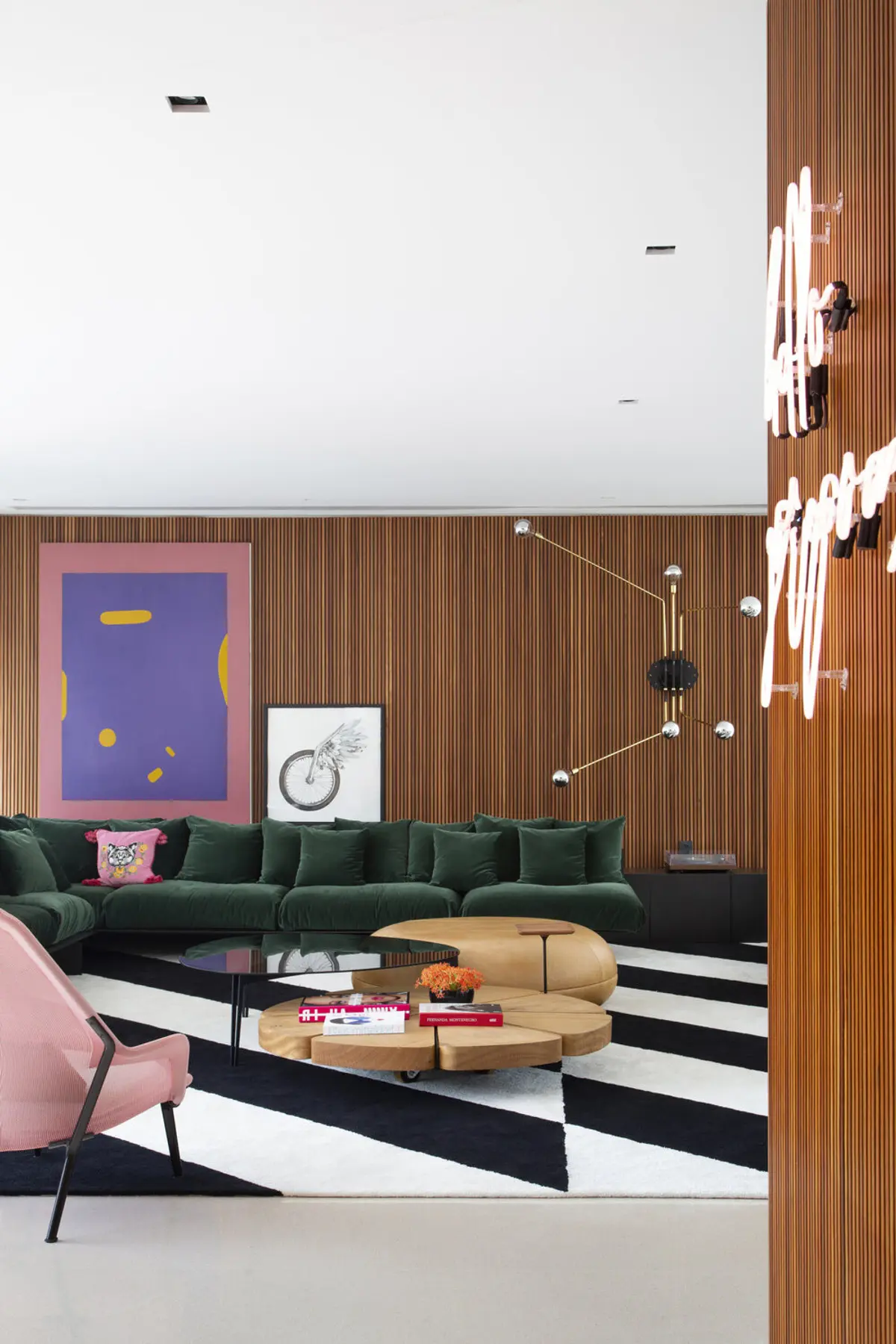 Living moderno con sofá verde, art abstracto y revestimiento madera — proyecto BM House, por Studio Ro-ca