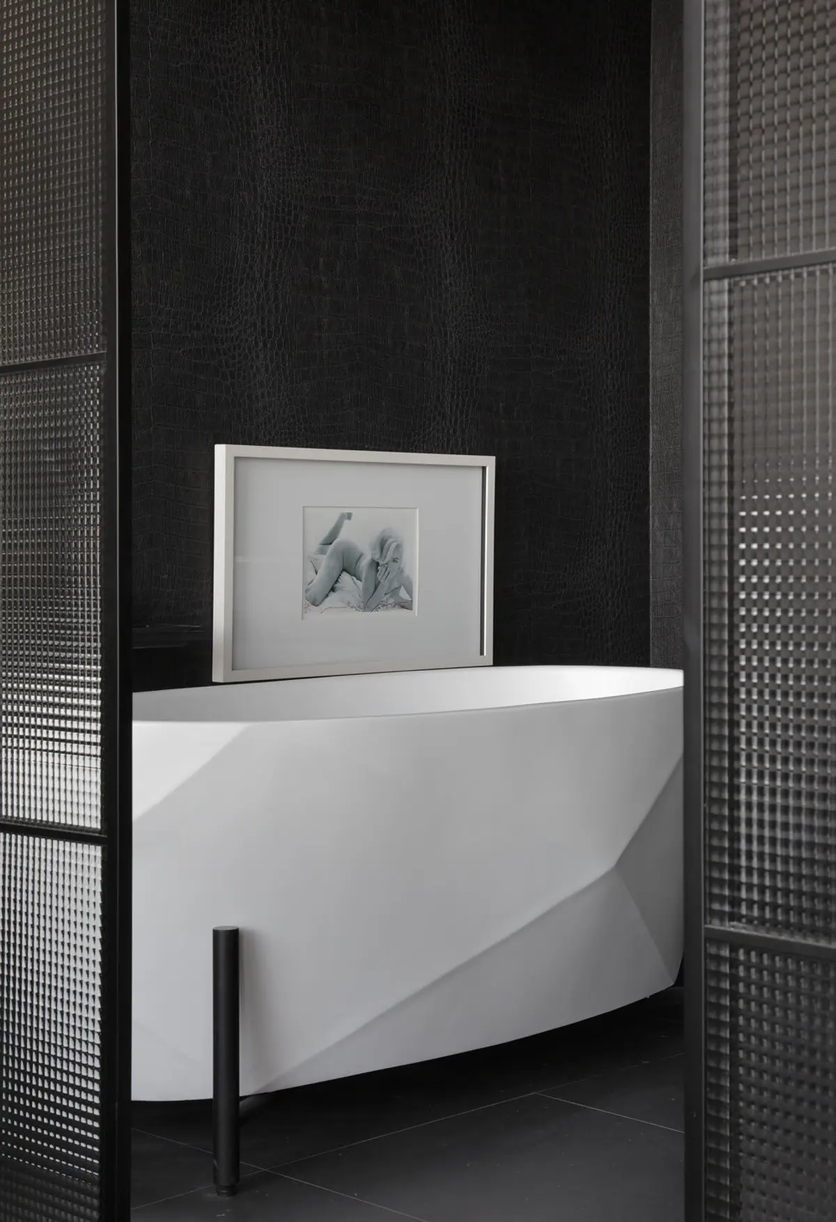 Bano minimalista con banera curva blanca y cuadro sobre fondo oscuro — proyecto Casa COR 2017, por Studio Ro-ca