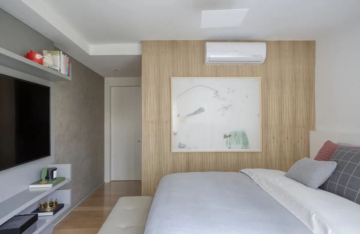 Dormitorio moderno con pared de madera y TV integrada — proyecto JG House, por Studio Ro-ca