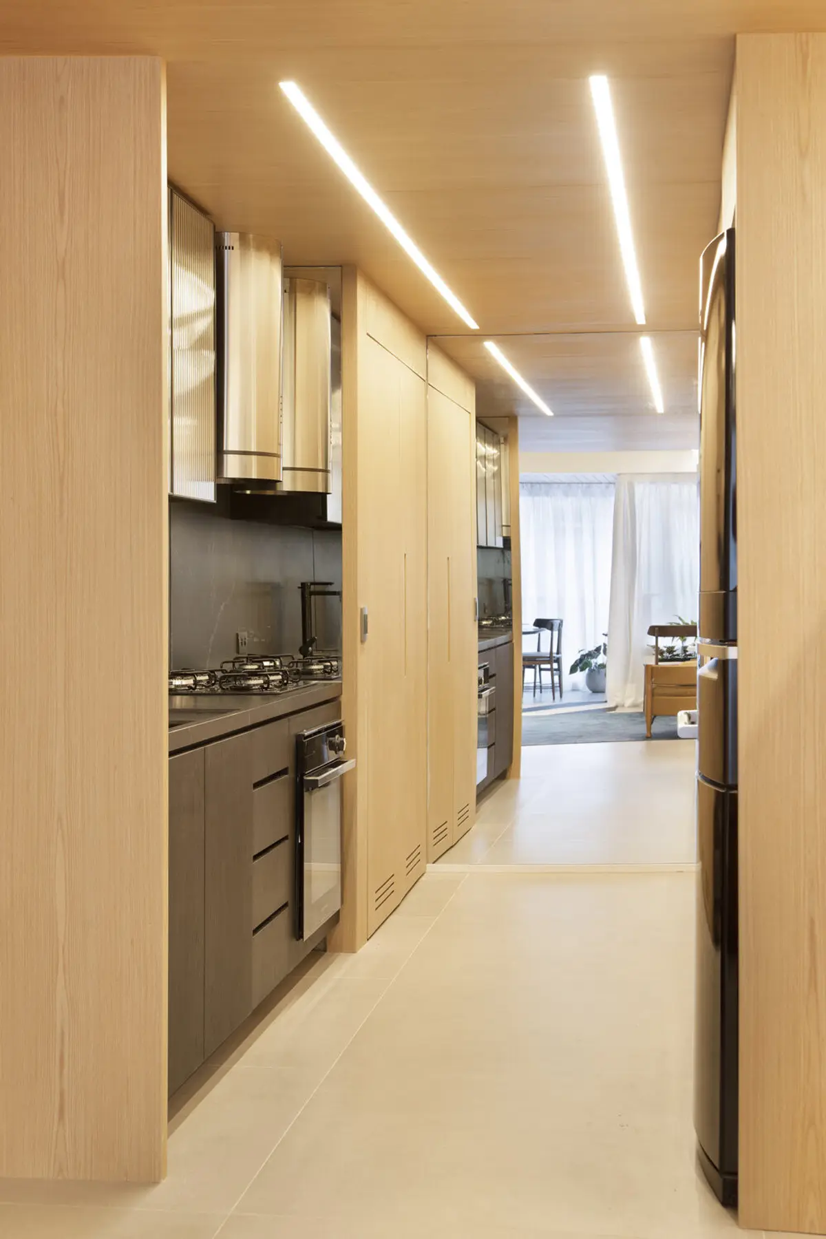 Pasillo moderno de cocina integrada con iluminación led lineal — proyecto MN House, por Studio Ro-ca