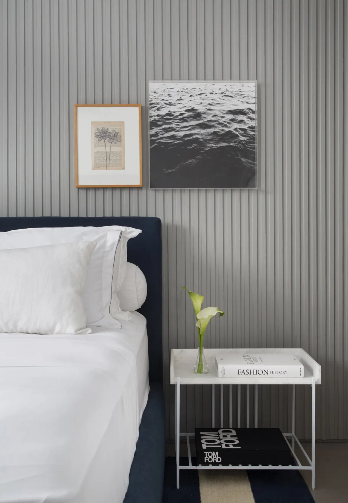 Dormitorio minimalista con cama azul oscuro y pared corrugada gris — proyecto MN House, por Studio Ro-ca