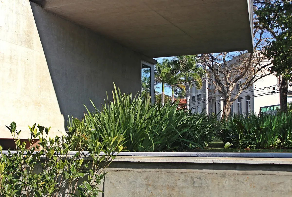 Patio con pergola, jardin vertical y arquitectura contemporanea de hormigon — proyecto Residência CM, por Gil Fialho