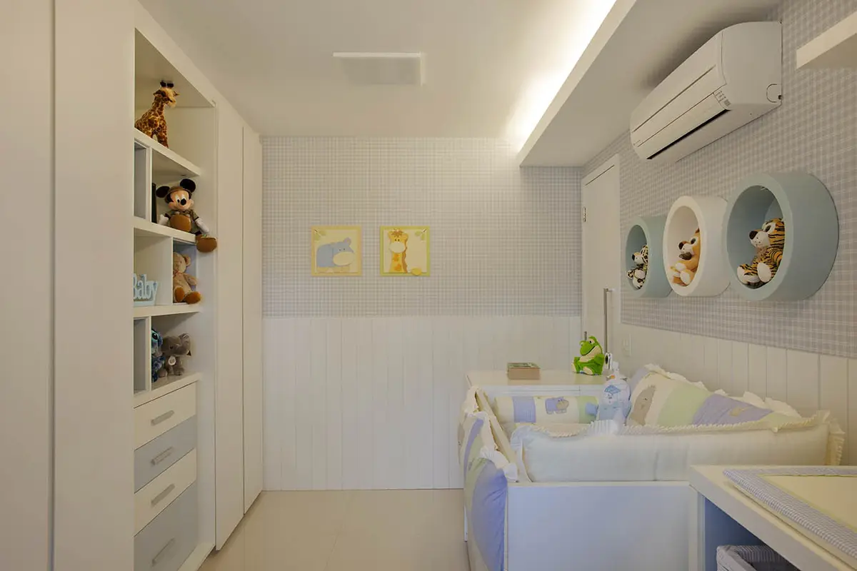 Lavadero vestidor moderno blanco con estantes y espejos redondos — proyecto Apartamento Recreio, por Amanda Miranda