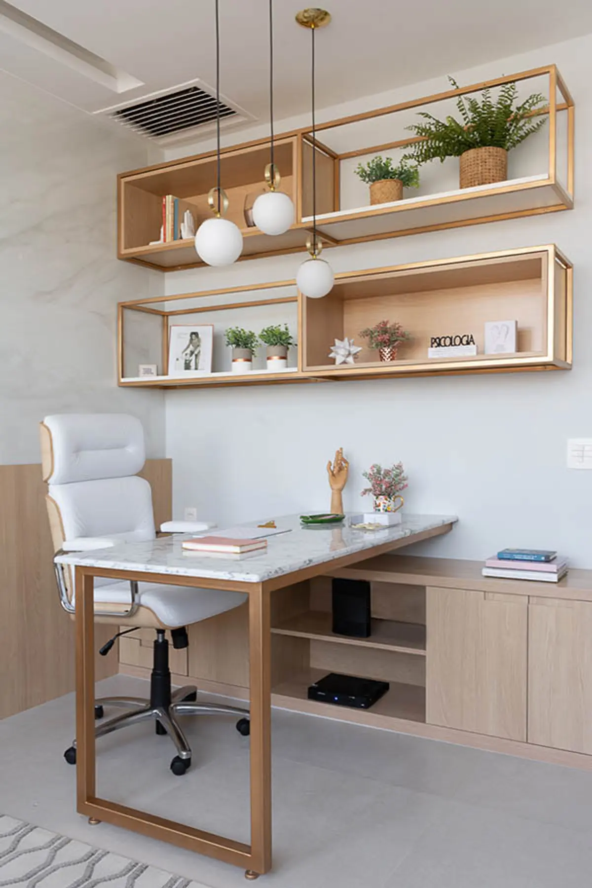 Home Office com cor predominante Bege do Projeto Consultório Ipanema por Amanda Miranda