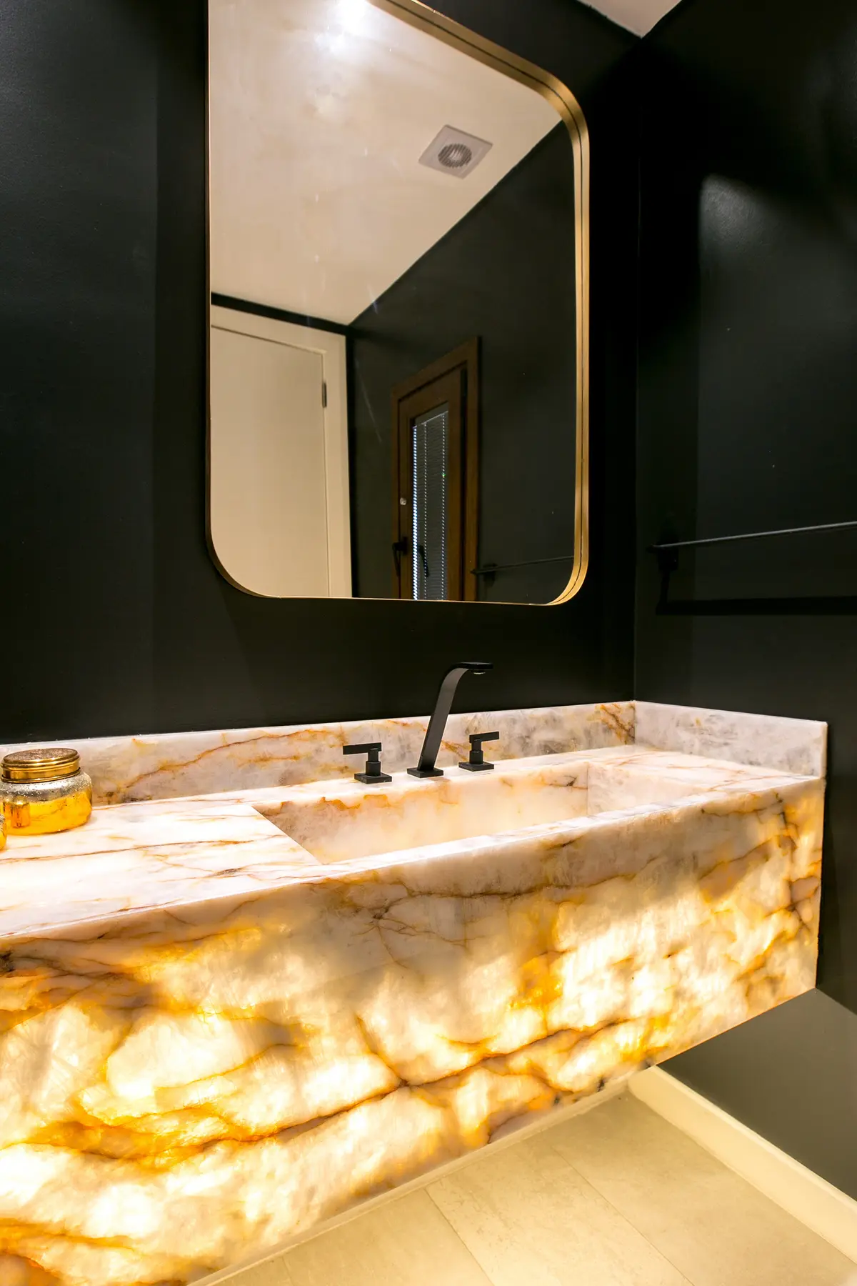 Baño Principal con color predominante Negro del Proyecto PGC-01 por VGLA Arquitectos