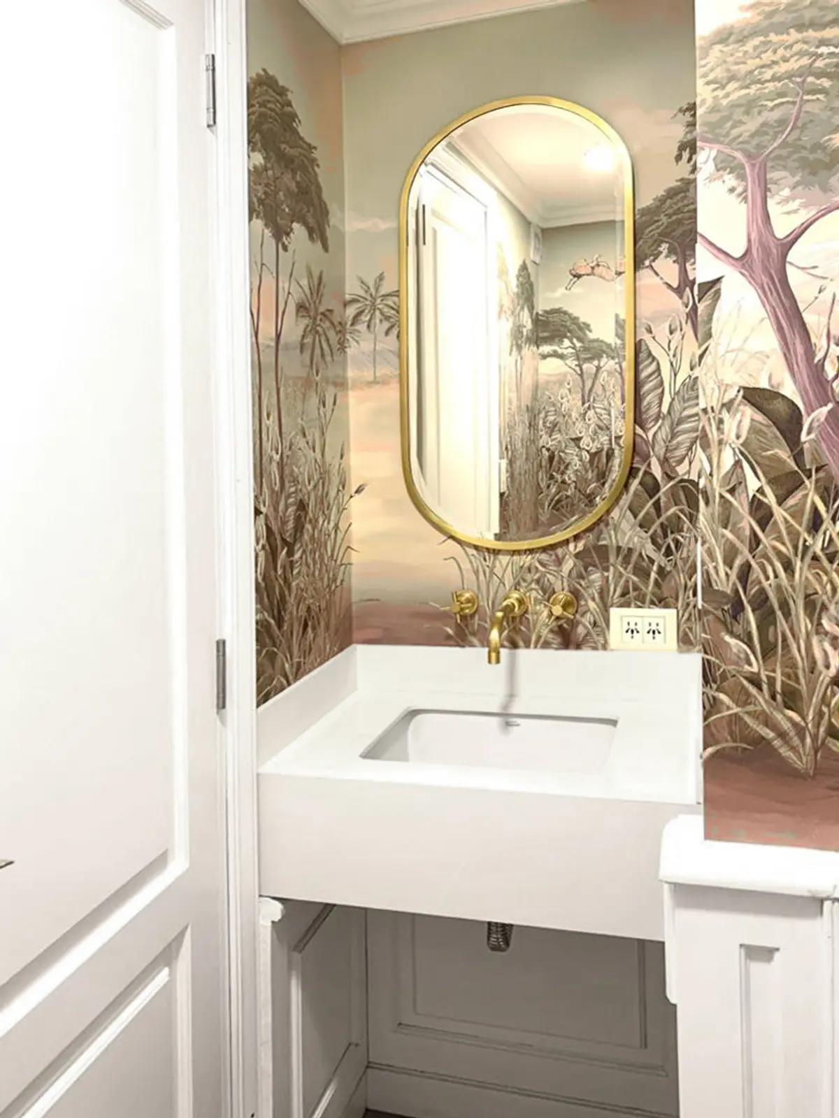 Baño con papel tapiz botánico y espejo ovalado — proyecto QUINTANA, por Estudio Cést Moi, en Recoleta