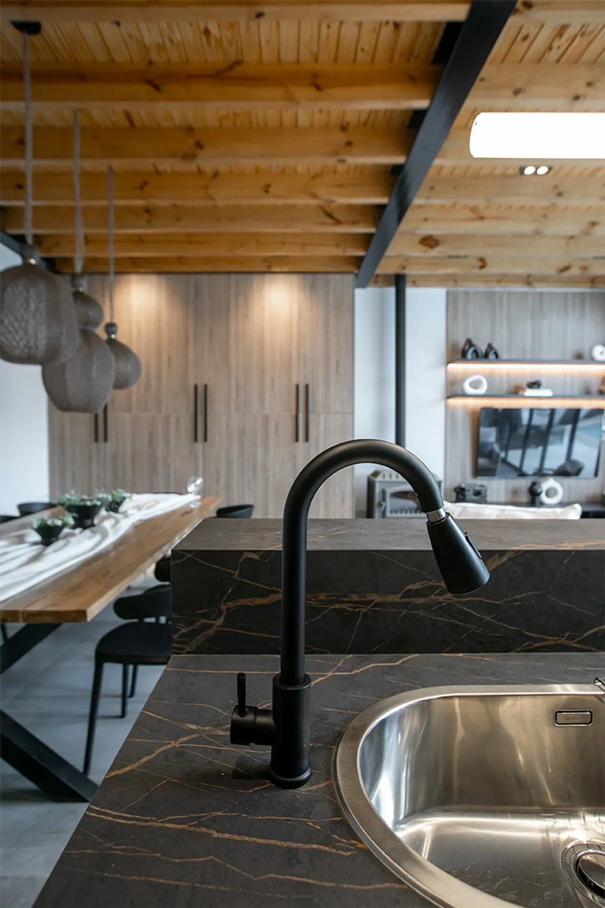 Cocina moderna con mesada de mármol negro y grifo negro mate — proyecto Casa Oroño, por Estudio Plats, en Buenos Aires
