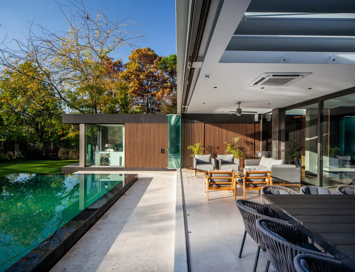 Casa moderna com piscina cercada por floresta — projeto Casa Sanca I, por Vanguarda Arquitectos, em Malvinas Argentinas