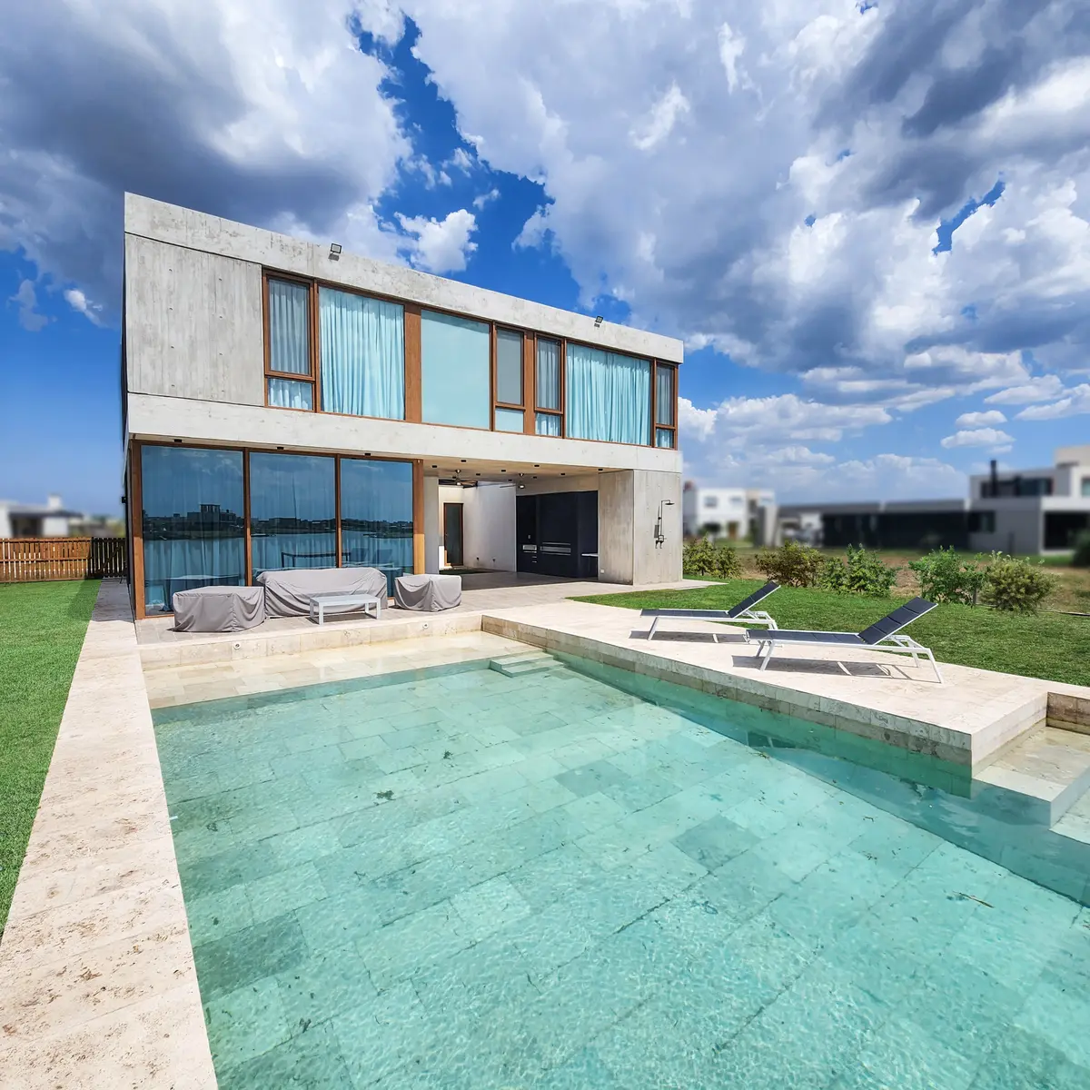 Casa moderna con piscina y cielo azul — proyecto Casa SS, por Hernan Goldfarb, en Pilar