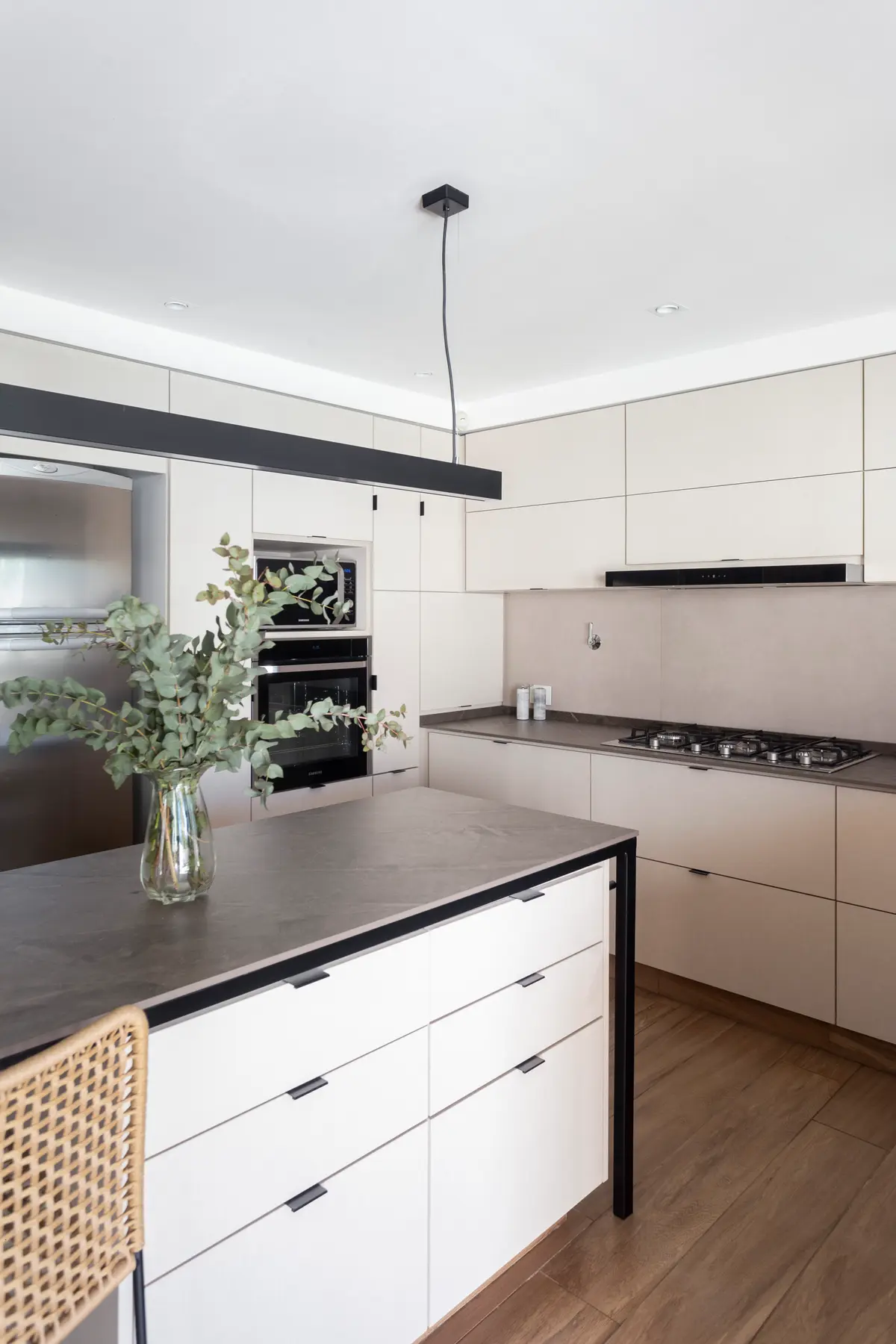 Cozinha moderna com ilha cinza e armários brancos — projeto Casa en Martinez, por JT ARQUITECTURA, em Martínez