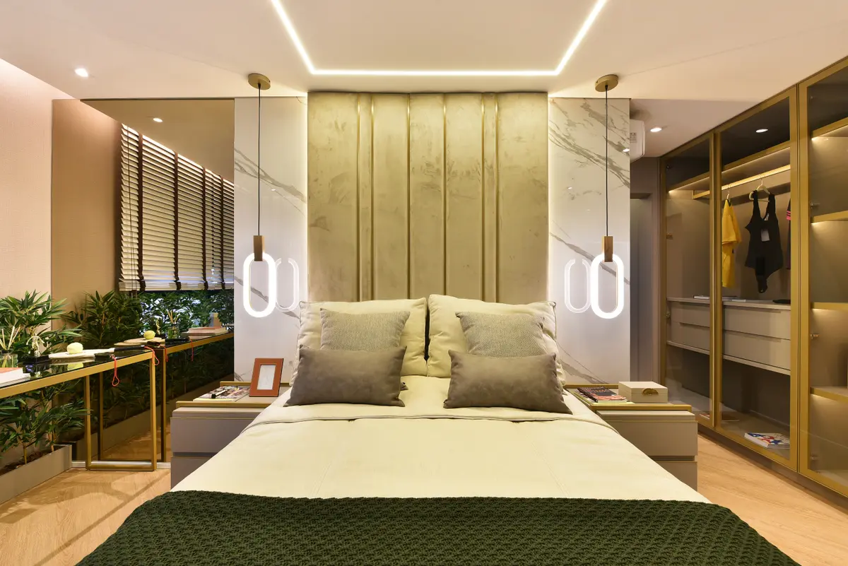 Quarto moderno com painel de tecido e detalhes em mármore — projeto APLHAGRAN, por Sharon Fliter