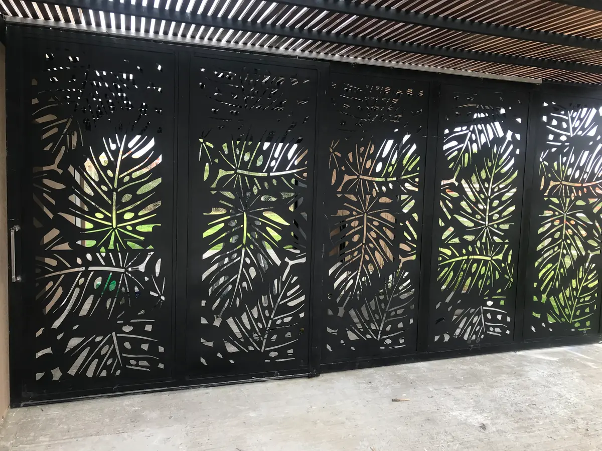 fachada moderna com painéis vazados metálicos — projeto Chapa calada decorativa, tríptico árbol de la vida oara portones corredizos y ce, por Pintastic, em Belén de Escobar