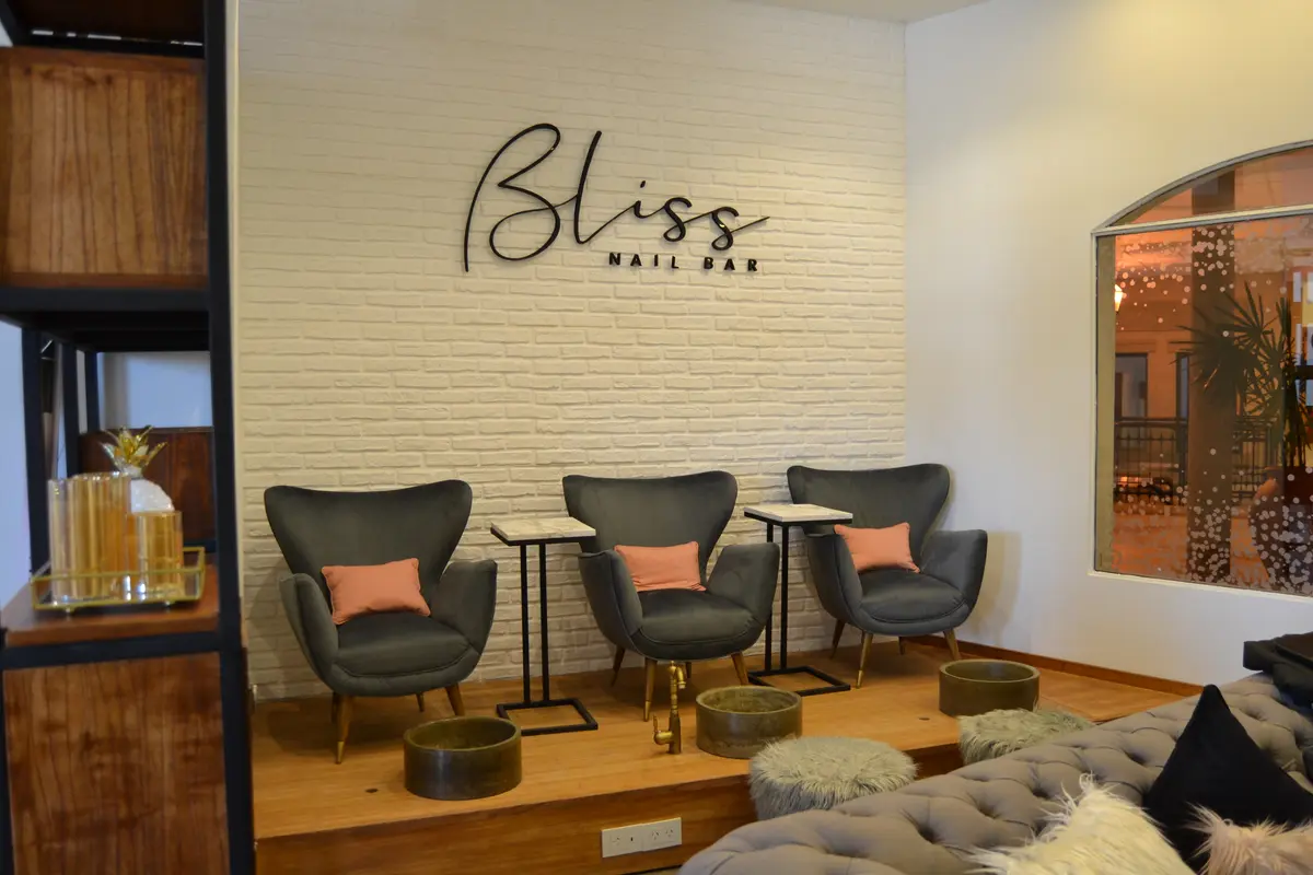 Espacio comercial moderno con pared de ladrillo blanco y asientos cómodos — proyecto LOCAL BLISS I, por MSMC, en Canning