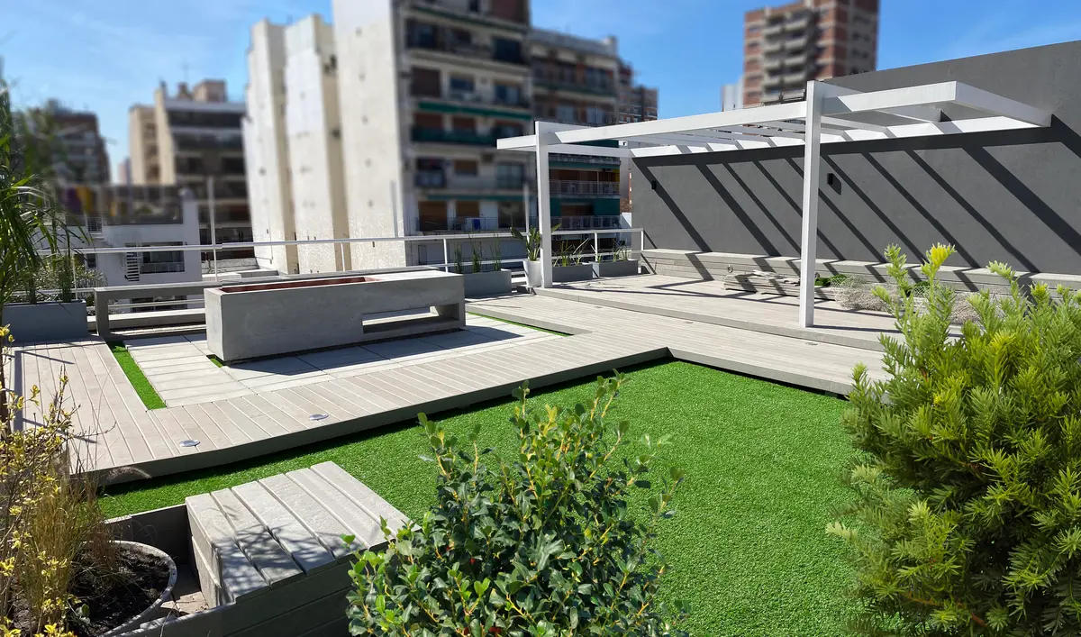 Terraço de cobertura moderno com grama sintética e madeira — projeto Terraza Andonaegui, por Hernan Goldfarb, em Buenos Aires