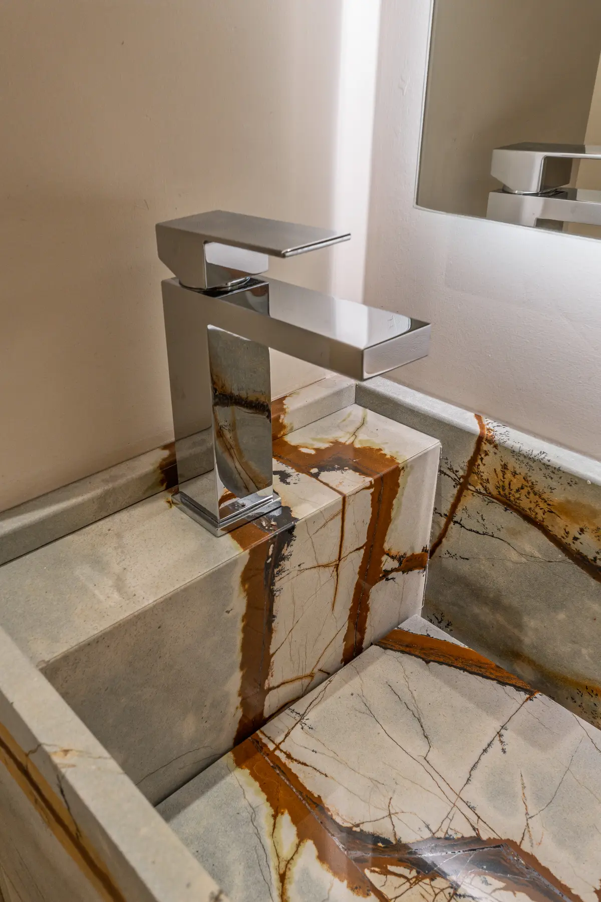 baño moderno con piedra veteada y grifería cascada — proyecto Godoy Cruz, por ABEJA CONCEPT, en Palermo