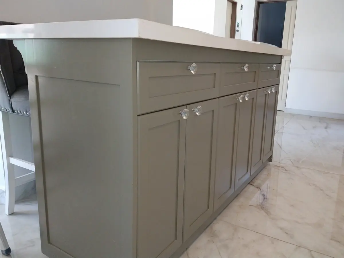Isla de cocina moderna gris con detalles de cristal — proyecto Muebles de Cocina, por ArteMueble - Muebles a Medida, en La Plata