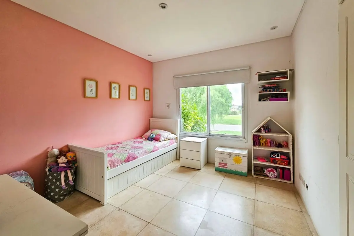 Dormitorio infantil con pared rosa, cama twin y estanterías blancas — proyecto San Matías, por GeN Arquitectura, en Ingeniero Maschwitz