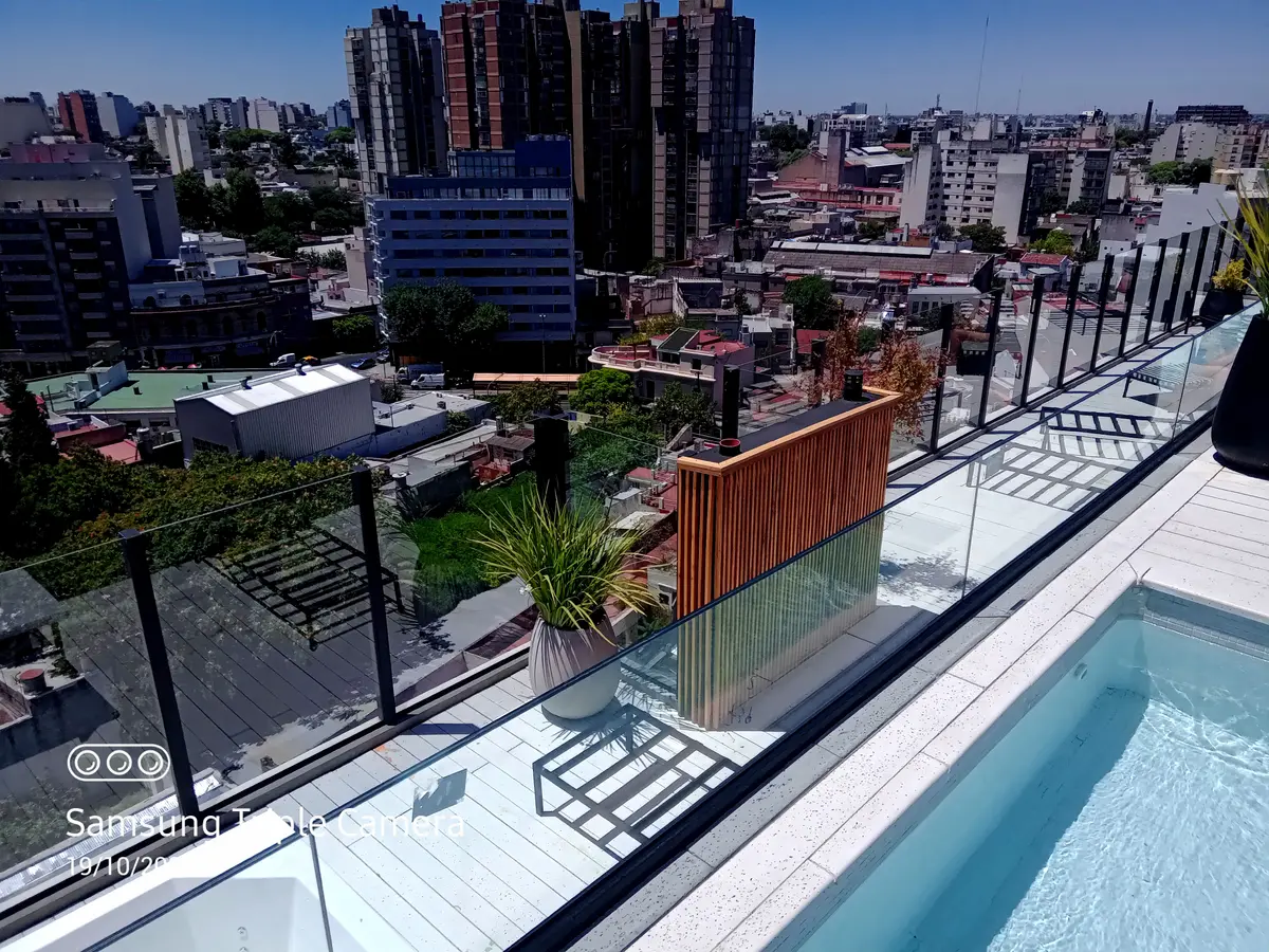 Fachada moderna com piscina e detalhes em madeira — projeto Obra Urquiza 1640, por Soluciones Bralum, em Buenos Aires