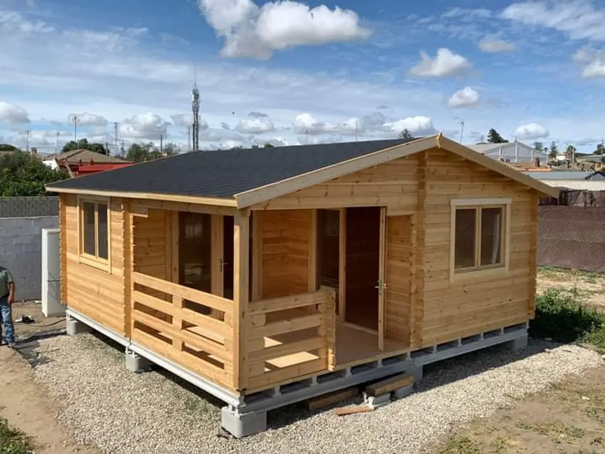 Cabana pré-fabricada de madeira com fachada rústica — projeto Muelles y pérgolas, por De madera somos, em Belén de Escobar