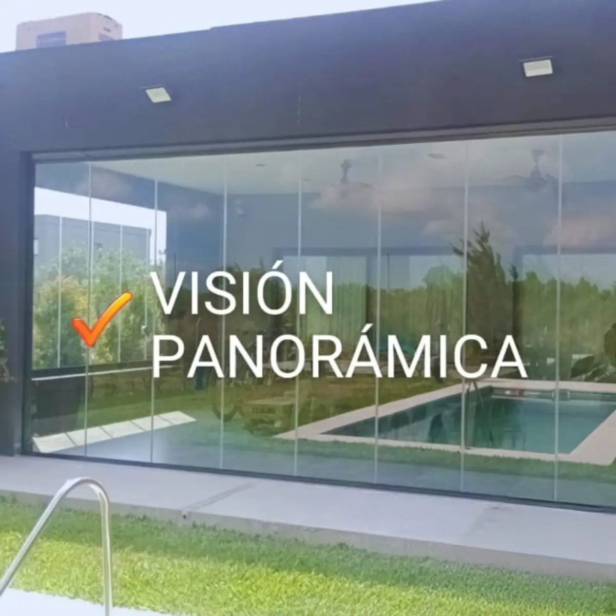 Casa moderna con pileta y frente vidriado, visión panorámica del jardín — proyecto EL NAUDIR, por CERRAMIENTOS PANORAMICOS, en Belén de Escobar