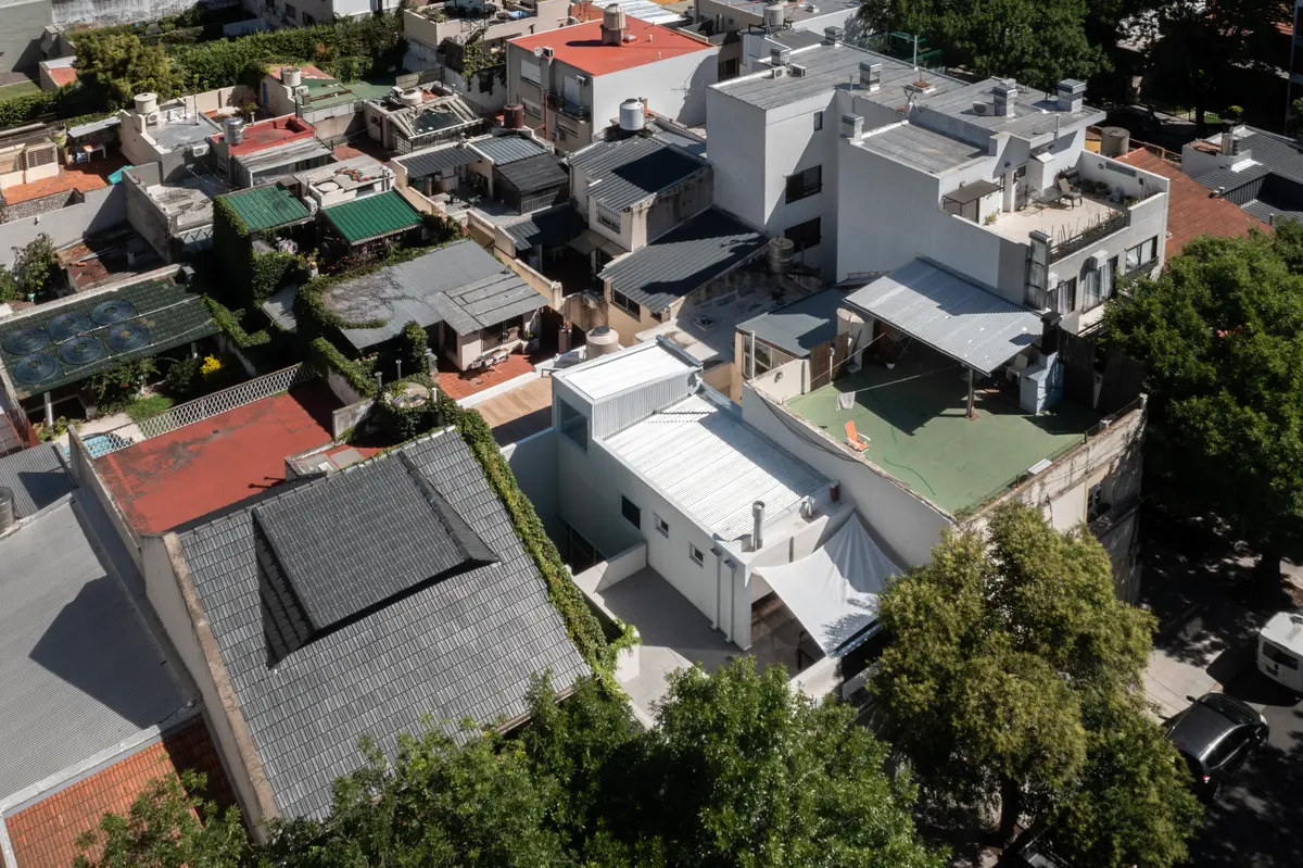 Fachada moderna de casa urbana com varandas e detalhes em tijolo — projeto PH Larralde, por OADD arquitectos, em Buenos Aires