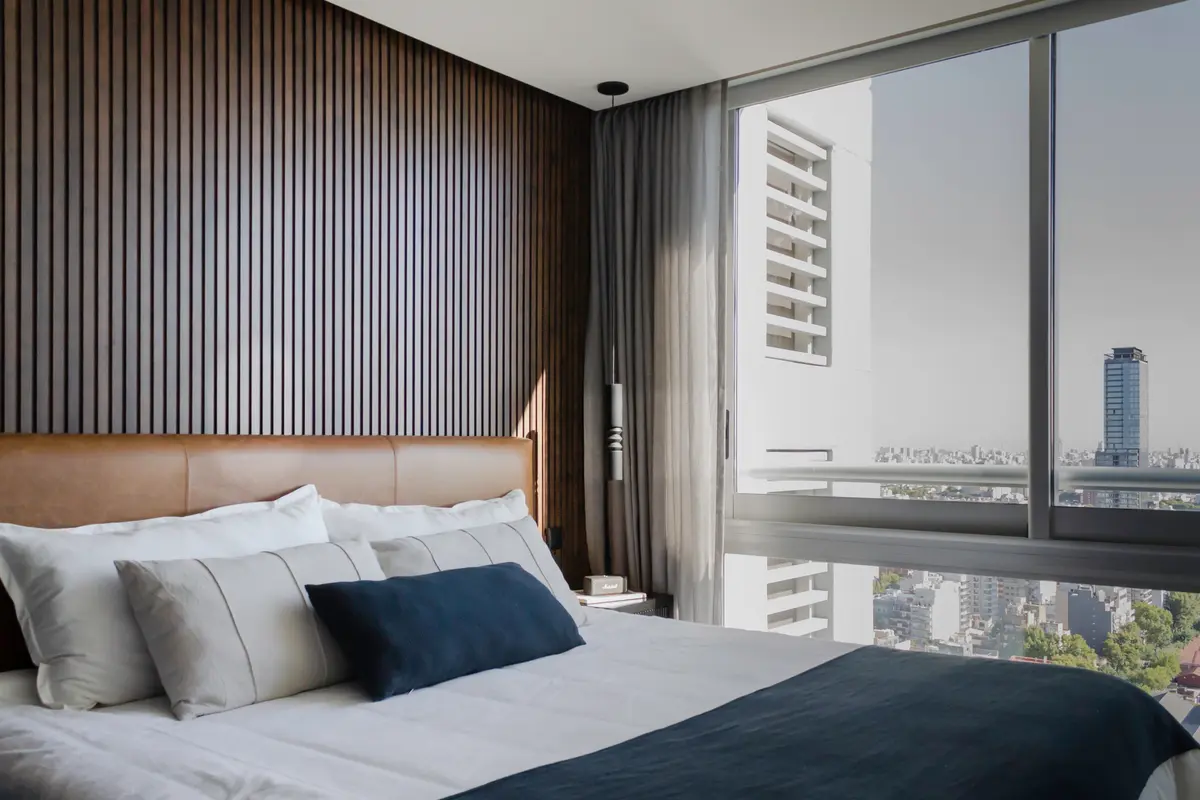 Quarto moderno com vista da cidade e detalhes em madeira — projeto Varios, por Atlántica, em Buenos Aires