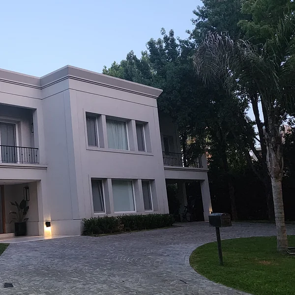 Casa estilo clásico moderno