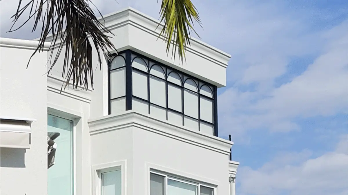 Fachada mediterrânea branca com janelas em arco — projeto CASA NORDELTA, por Alejandra Pan Arquitectura, em Nordelta