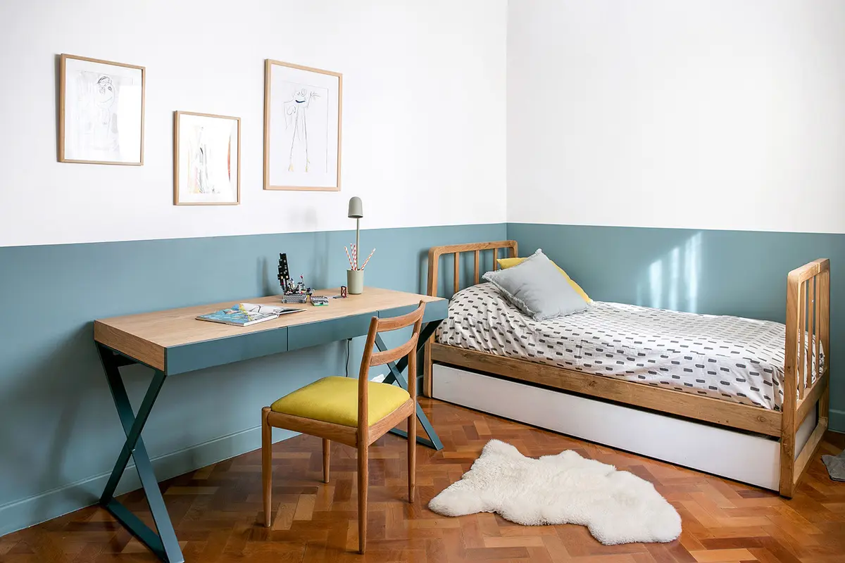 Habitación infantil con escritorio y cama, pared bicolor — proyecto BA 2 2019, por Mesopotamia Ba, en CABA