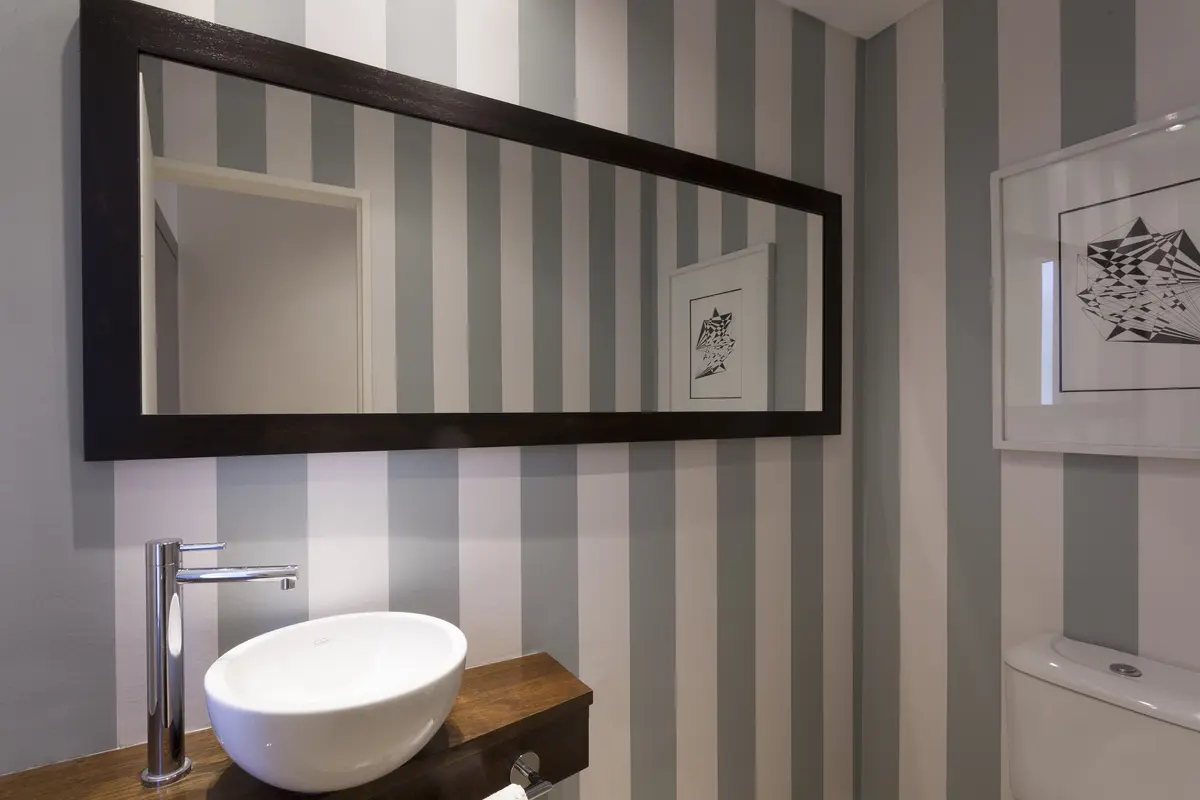 Baño moderno con paredes rayadas y vanitory flotante — proyecto Casa Nordelta, por M. Beatriz Gonzalez Zuelgaray, en Nordelta