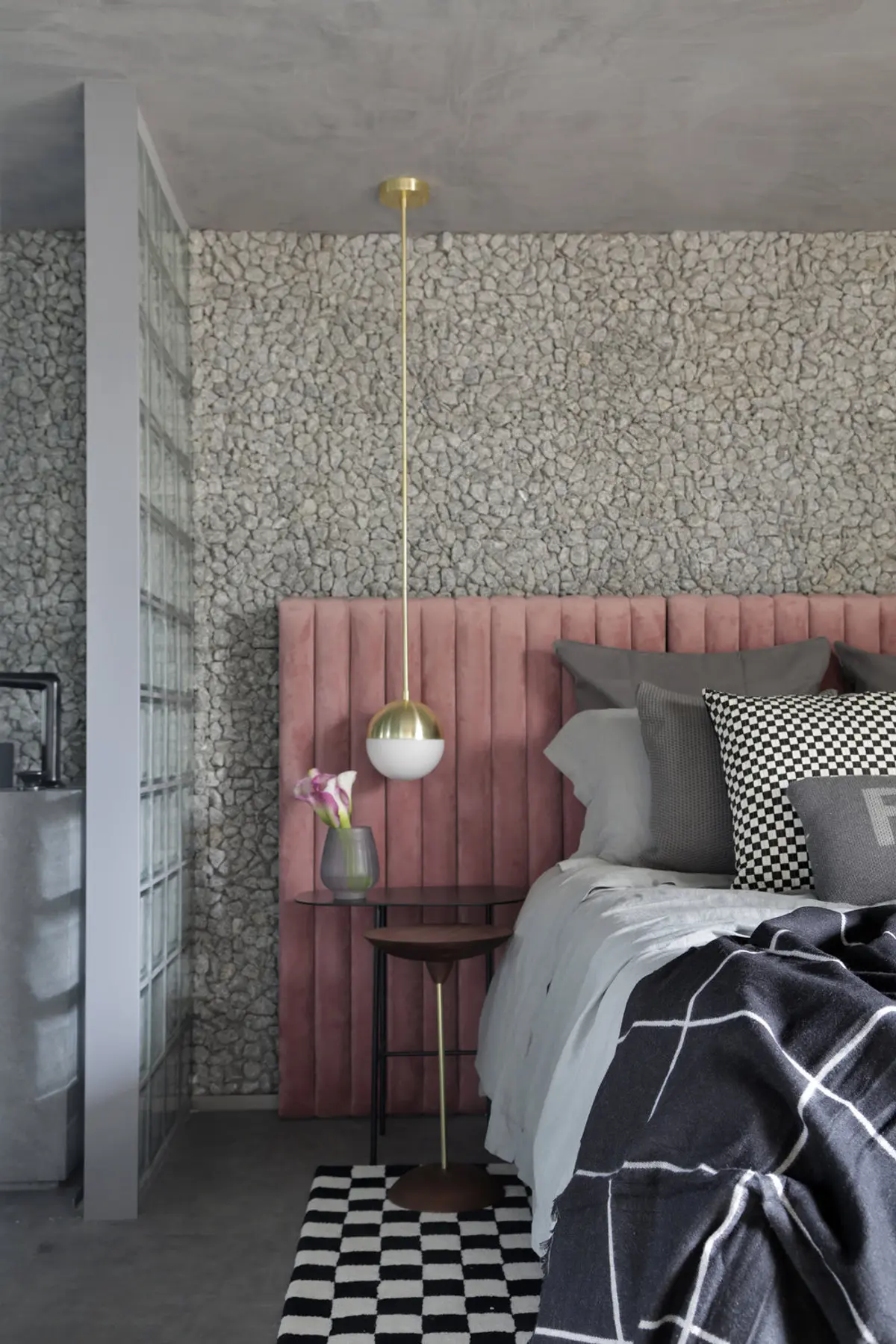 Dormitorio moderno con cabecera rosa y pared de piedra gris — proyecto Casa COR 2019, por Studio Ro-ca