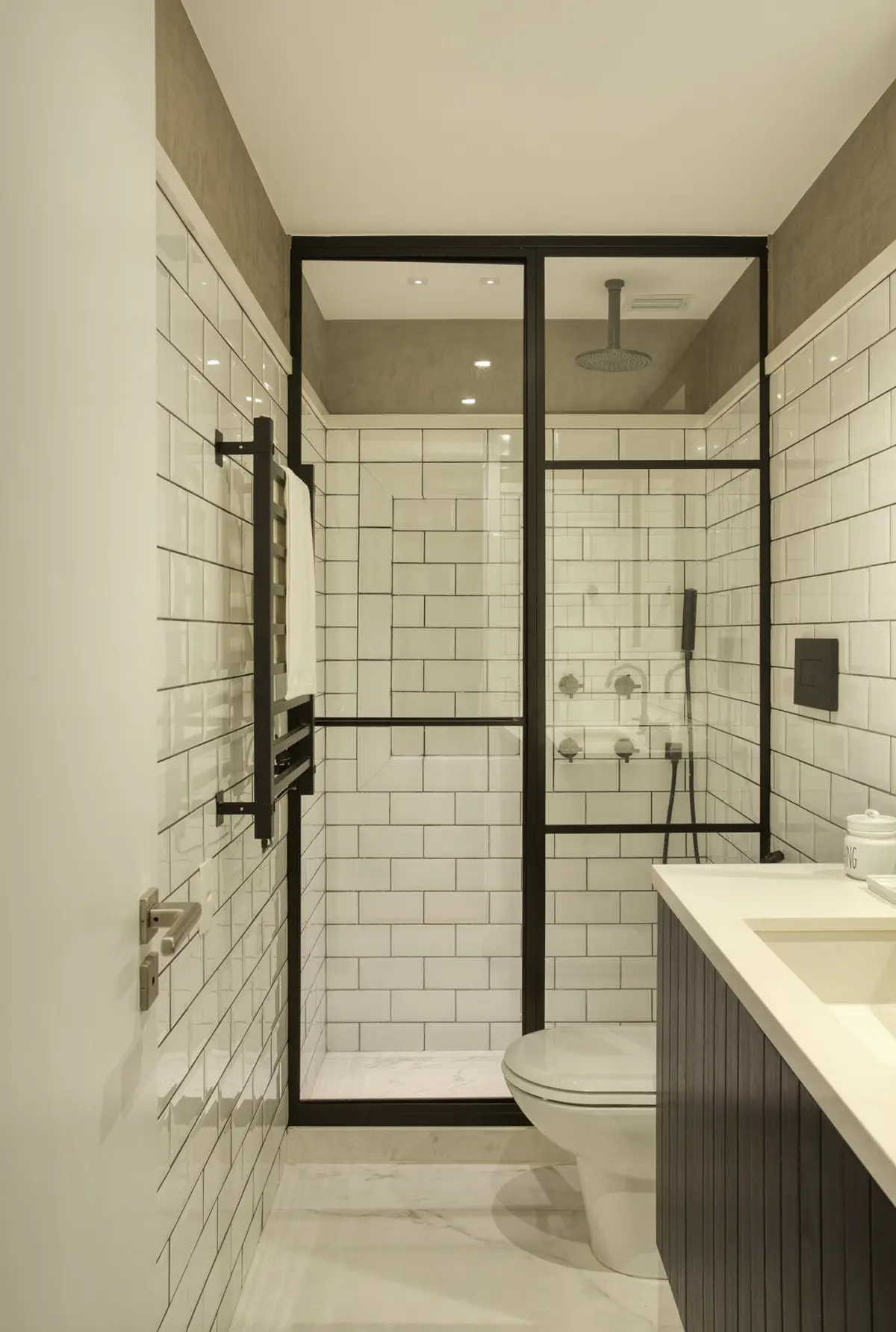 Bano minimalista con ducha vidrio, azulejos blancos y marco negro — proyecto JG House, por Studio Ro-ca