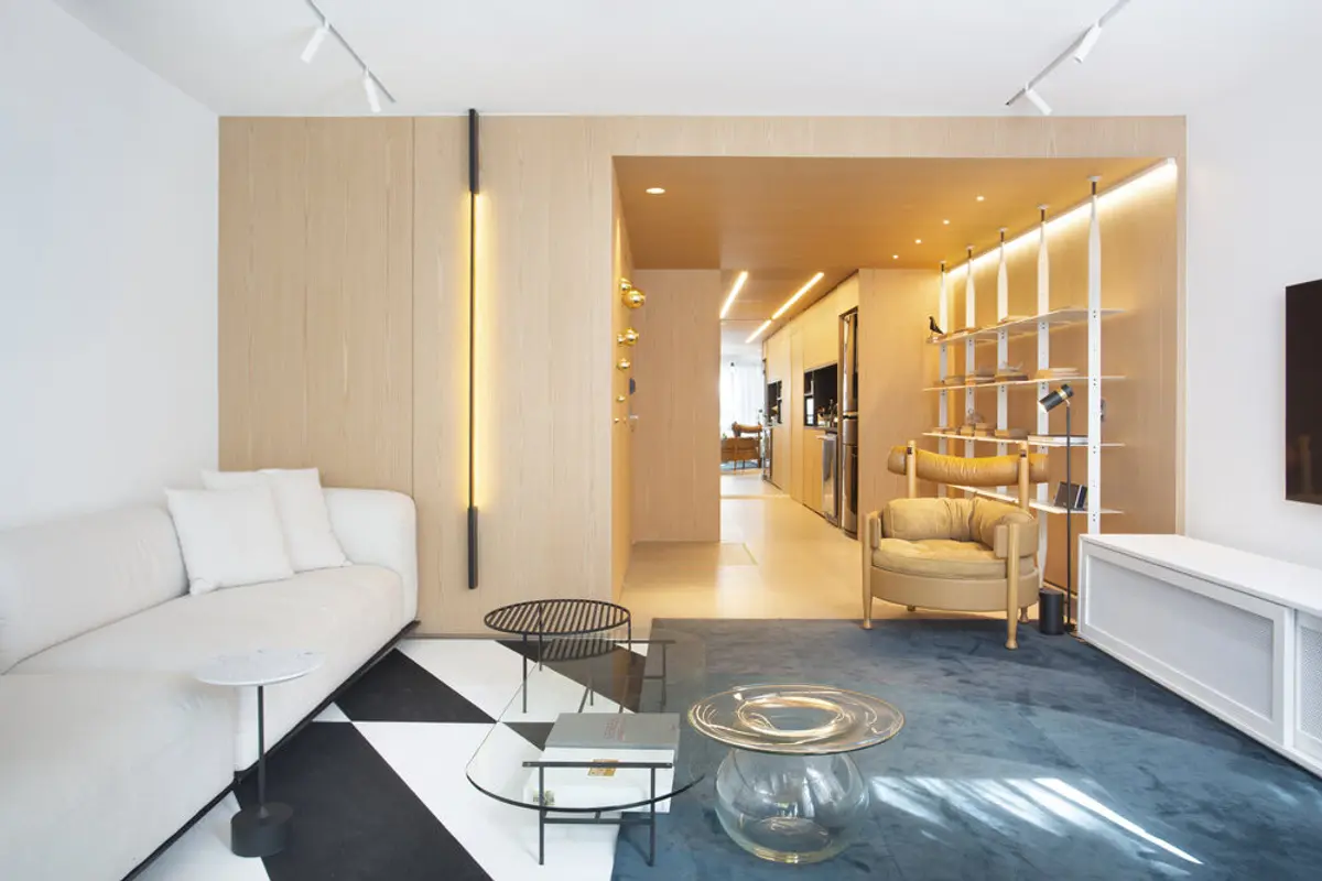 Living moderno con doble altura, muebles blancos y madera natural clara — proyecto MN House, por Studio Ro-ca