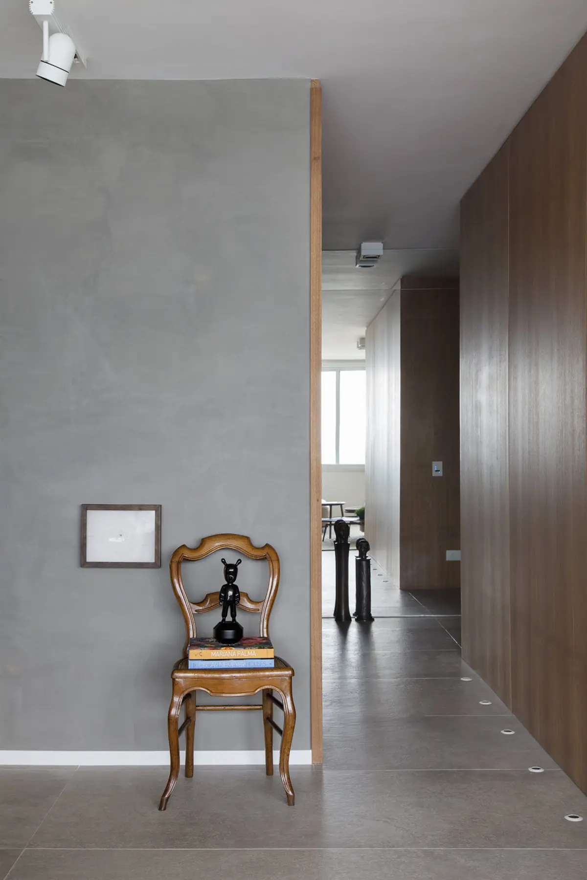 Pasillo moderno con silla vintage y pared microcemento gris — proyecto PL House, por Studio Ro-ca