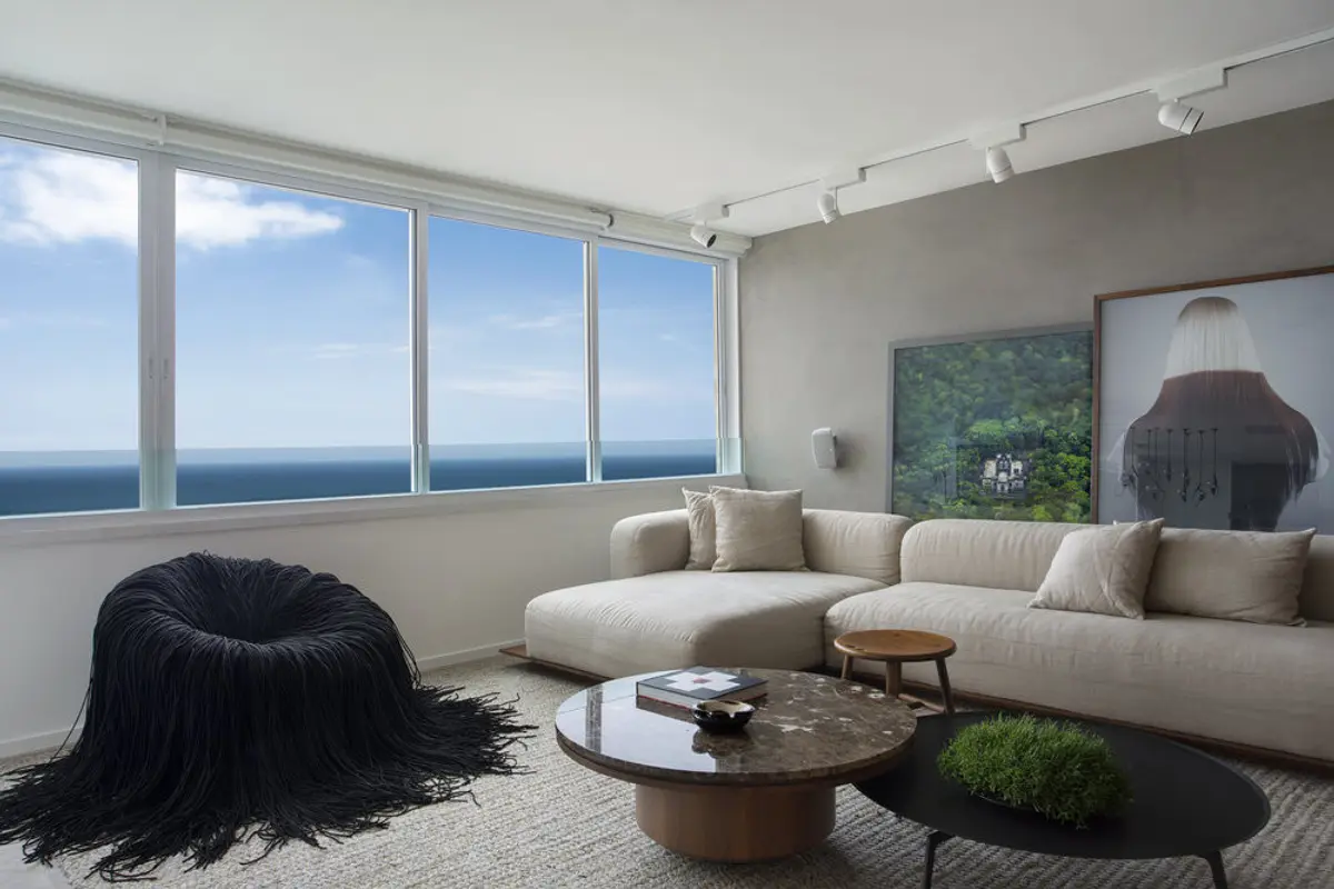 Living moderno con sofá beige y ventanal al mar abierto — proyecto PL House, por Studio Ro-ca