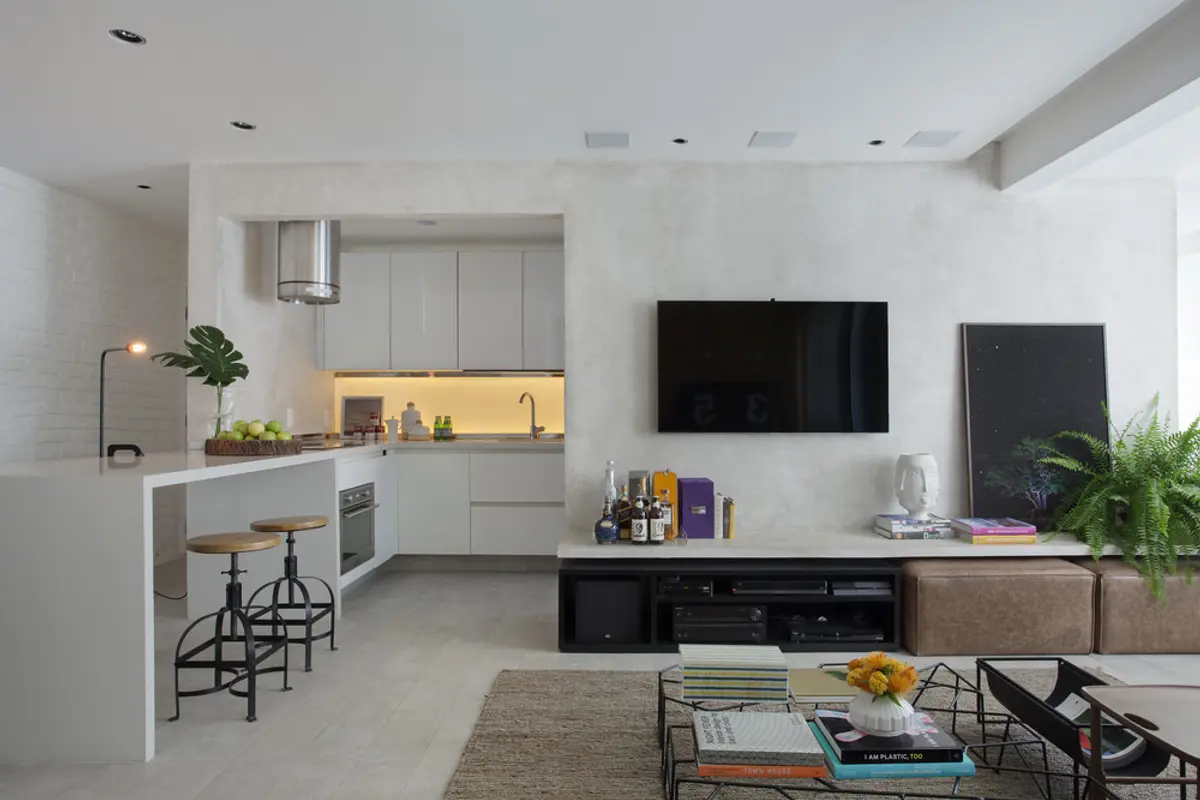 living moderno integrado con cocina, muebles blancos y piso microcemento — proyecto RF House, por Studio Ro-ca