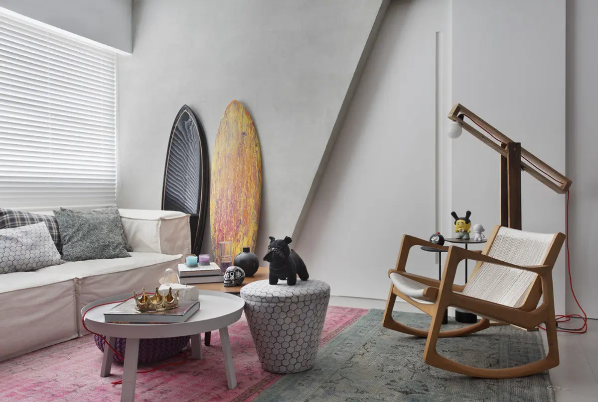 Living luminoso con doble altura, sillón mecedora y sofá gris — proyecto VF House, por Studio Ro-ca